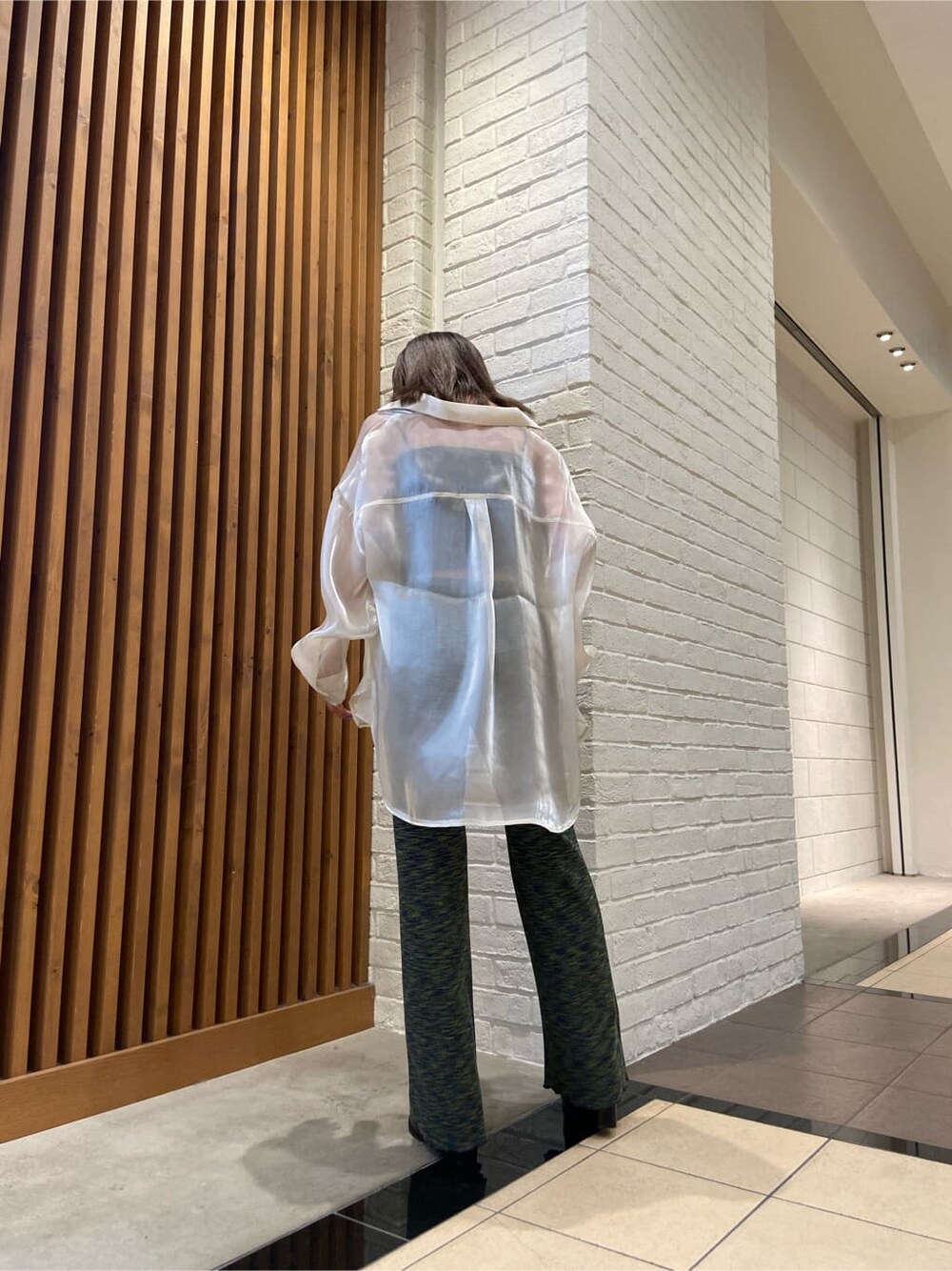 ブラック系のキャミソール、ホワイト系のシャツ/ブラウス、ブラック系のサンダルを着用したレディースの春コーディネートの4枚目の写真