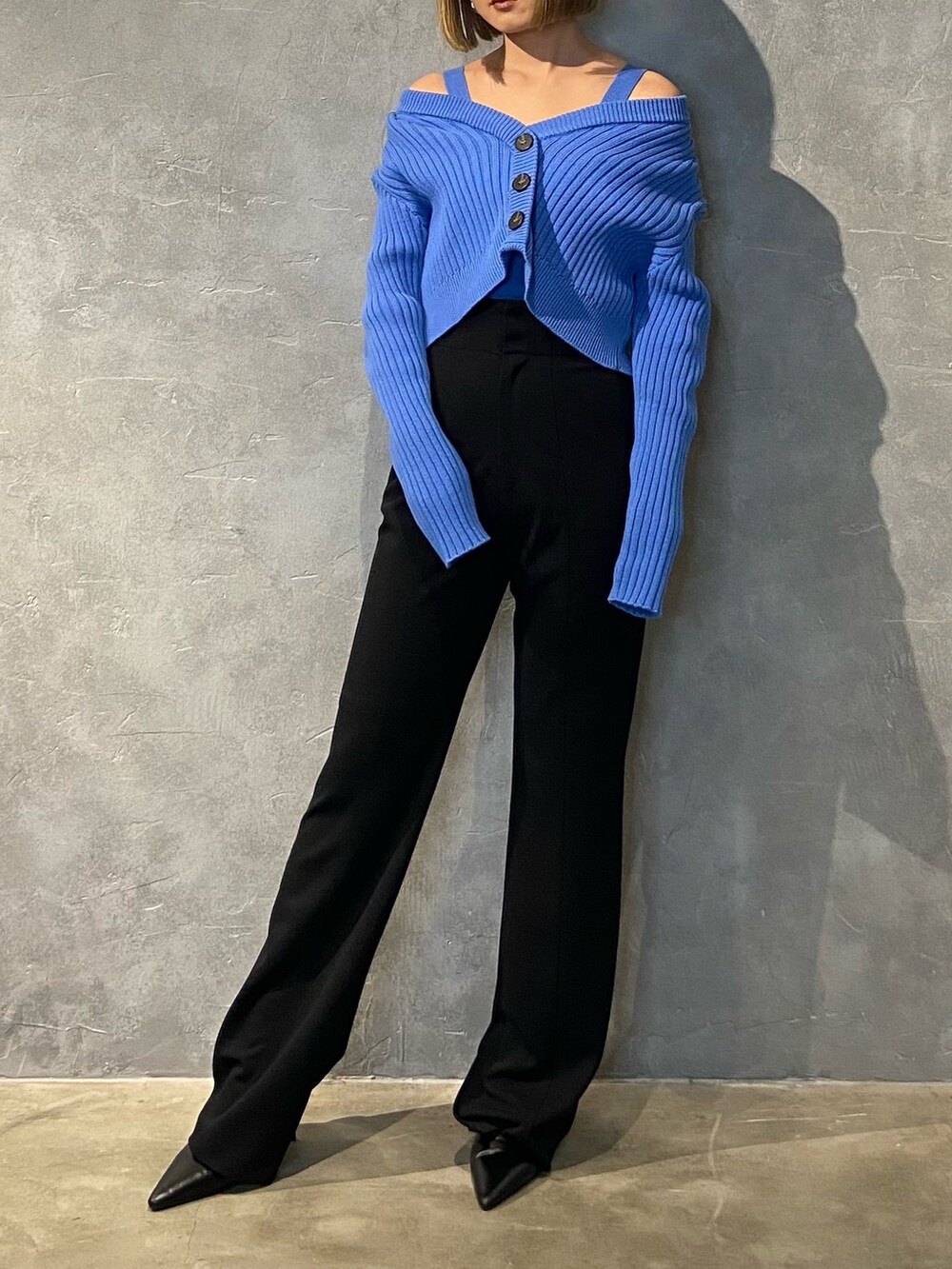 ブルー系のカーディガン/ボレロ、ブラック系のその他パンツ、ブラック系のパンプスを着用したレディースの冬コーディネートの4枚目の写真