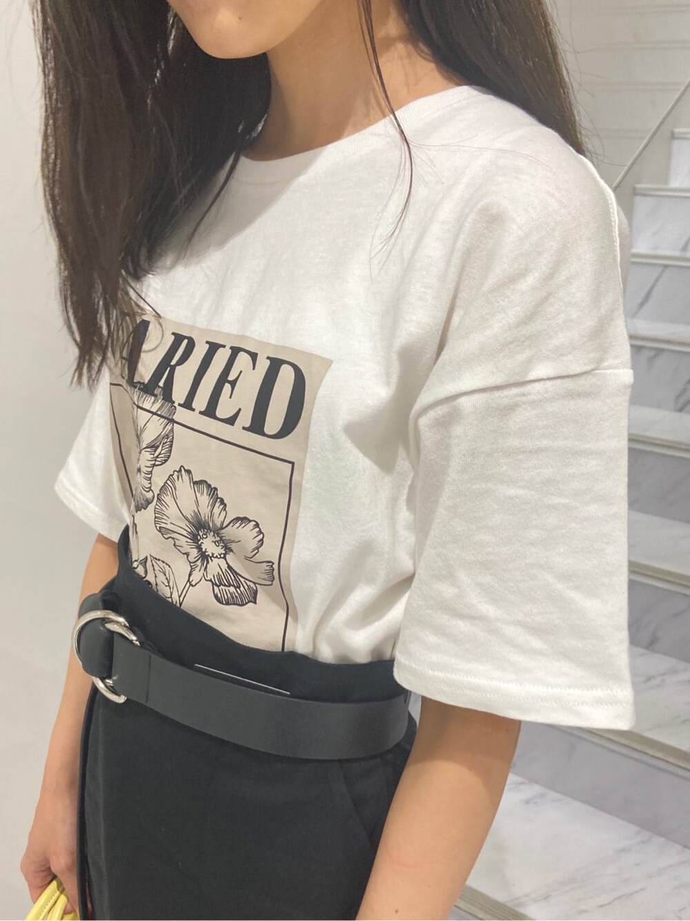 ブラック系のサンダル、ホワイト系のTシャツ/カットソー、ブラック系のスカートを着用したレディースの夏コーディネートの5枚目の写真