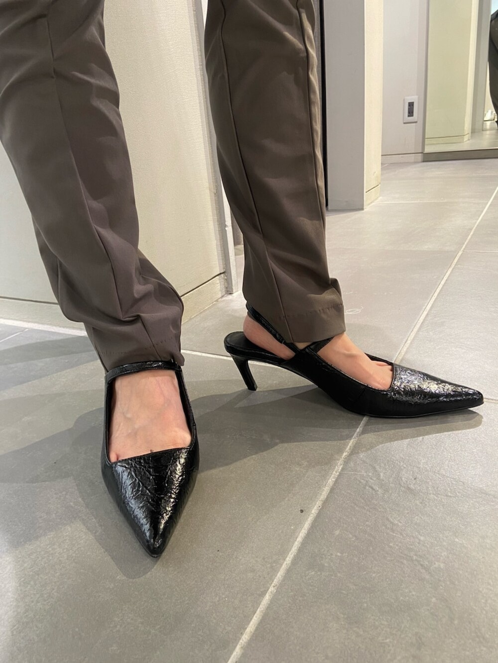 ブラック系のサンダル、ブラック系のシャツ/ブラウス、グレー系のその他パンツを着用したレディースの夏コーディネートの5枚目の写真