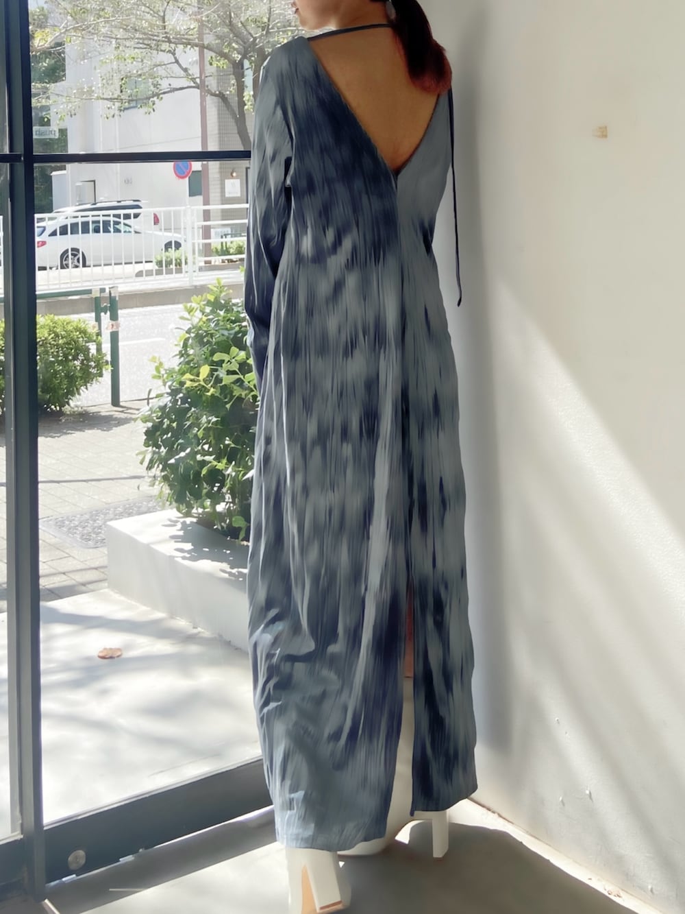 ブルー系のワンピース、ホワイト系のブーツを着用したレディースの冬コーディネートの3枚目の写真