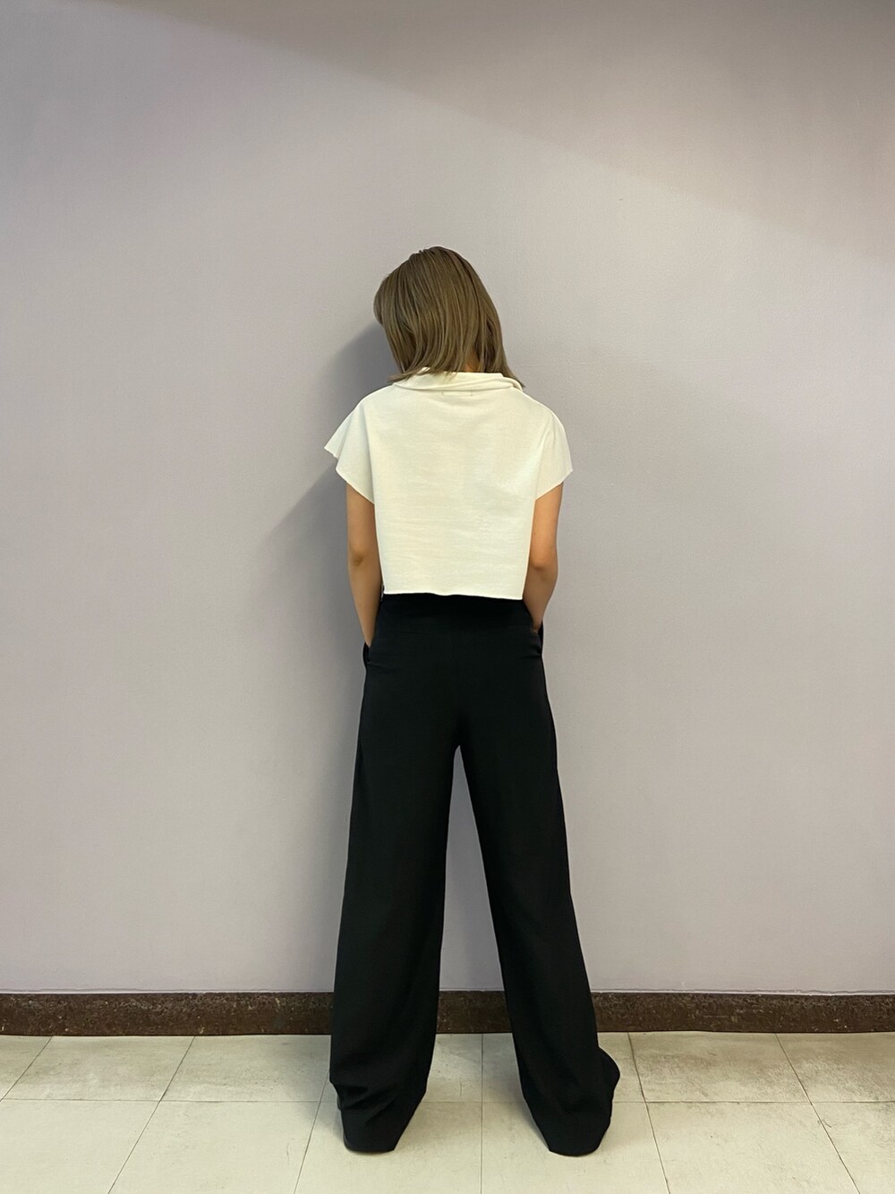 ホワイト系のTシャツ/カットソー、ブラック系のその他パンツ、ブラック系のサンダルを着用したレディースの夏コーディネートの3枚目の写真