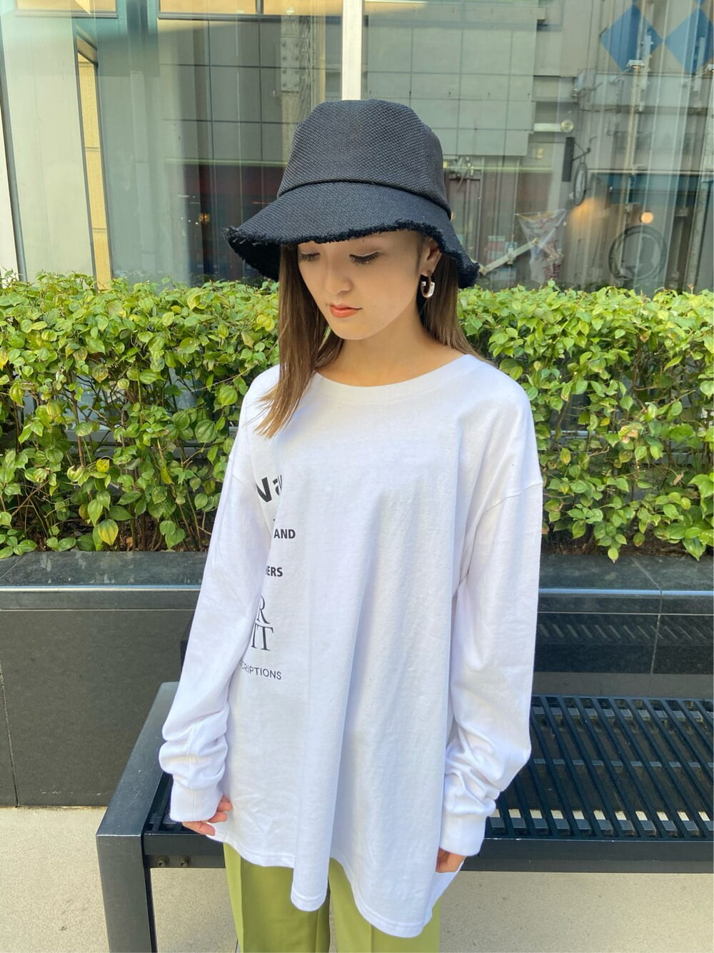 ホワイト系のローファー、ホワイト系のTシャツ/カットソー、イエロー系のその他パンツを着用したレディースの春コーディネートの5枚目の写真