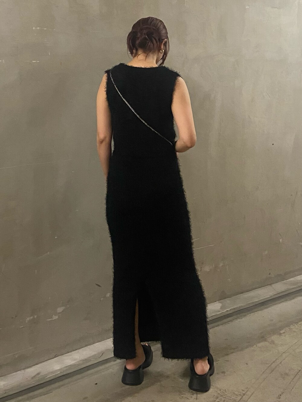 ブラック系のタンクトップ、ブラック系のスカート、ブラック系のサンダルを着用したレディースの夏コーディネートの3枚目の写真