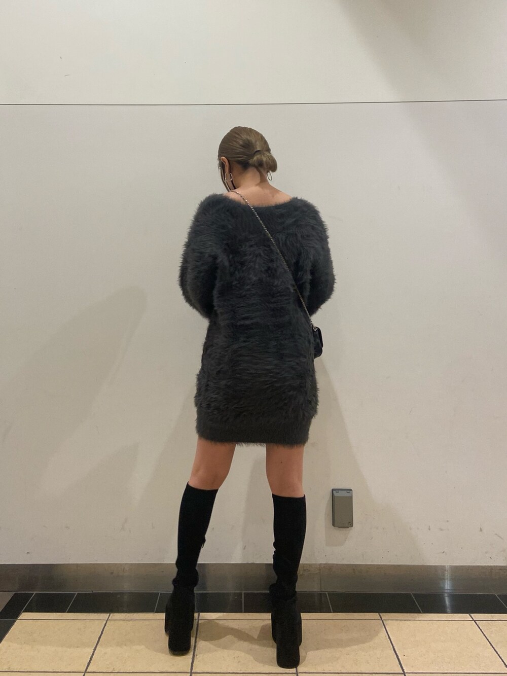 その他のブーツ、グレー系のワンピース、ブラック系のスマホケース/カバーを着用したレディースの冬コーディネートの3枚目の写真