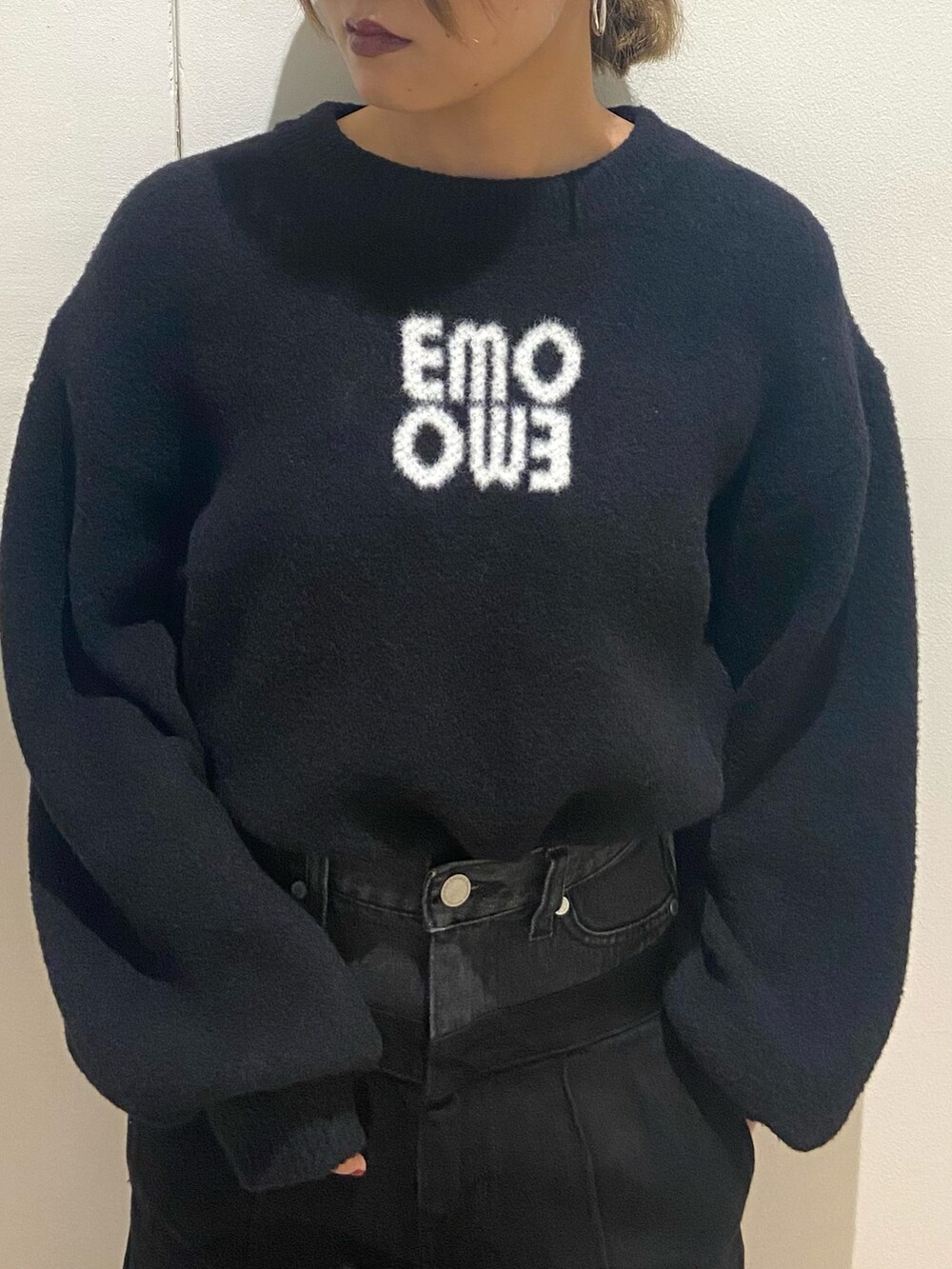 ブラック系のブーツ、ブルー系のニット/セーター、ブラック系のデニムパンツを着用したレディースの冬コーディネートの5枚目の写真