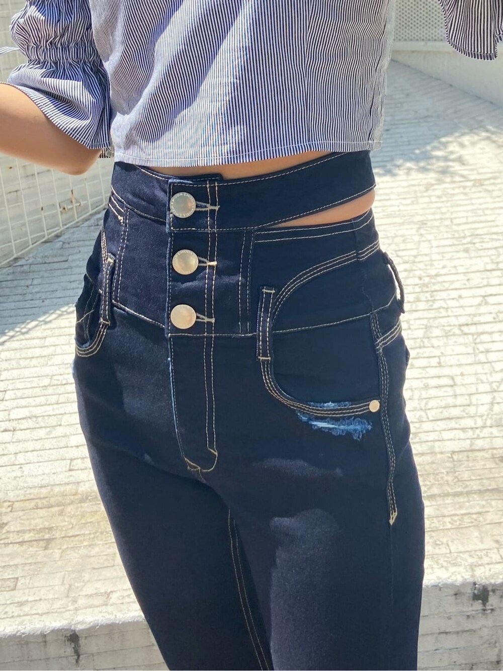 ブラック系のサンダル、ブルー系のデニムパンツ、グレー系のシャツ/ブラウスを着用したレディースの夏コーディネートの5枚目の写真