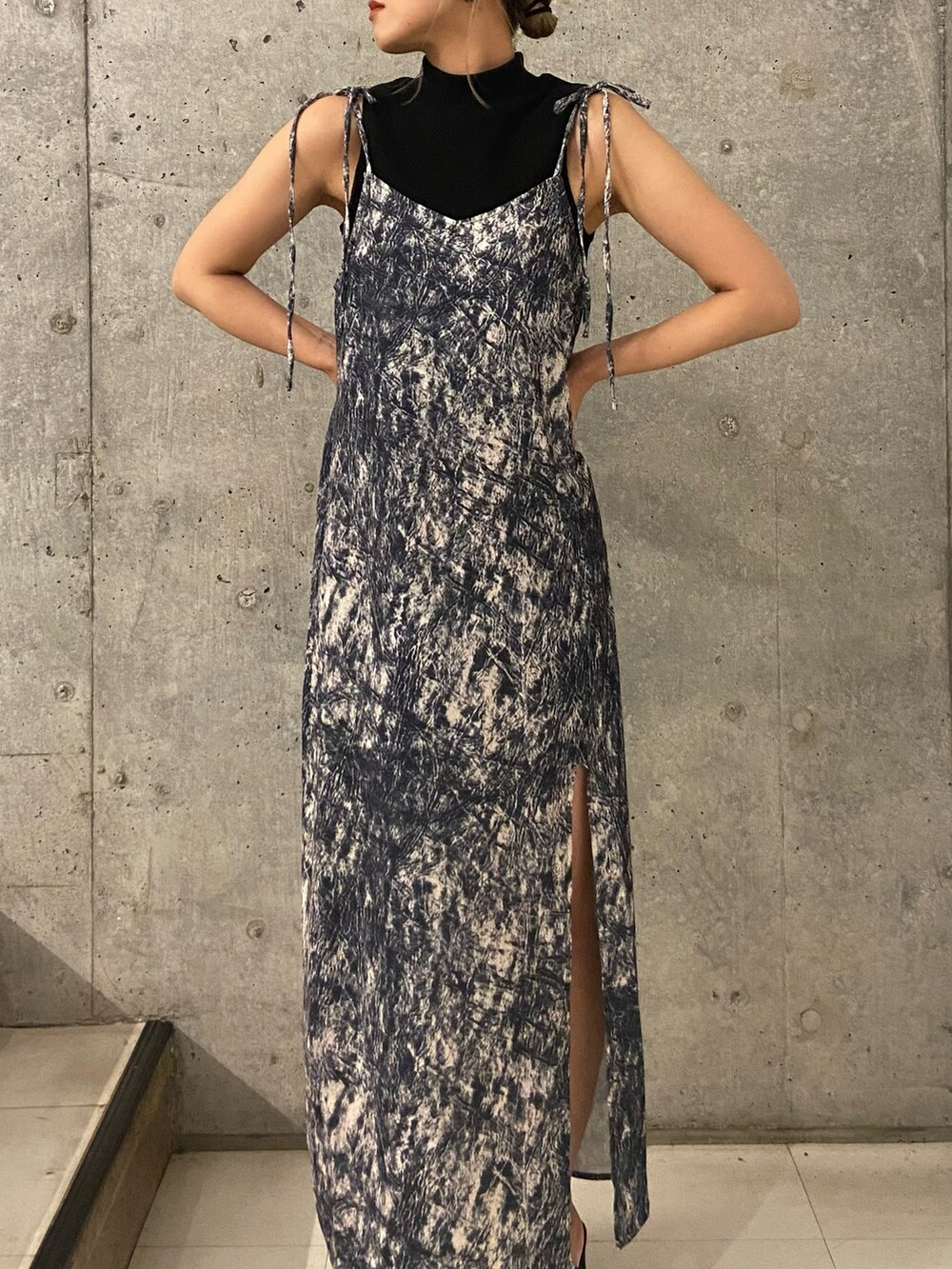 その他のワンピース、ブラック系のタンクトップ、ブラック系のサンダルを着用したレディースの夏コーディネートの4枚目の写真