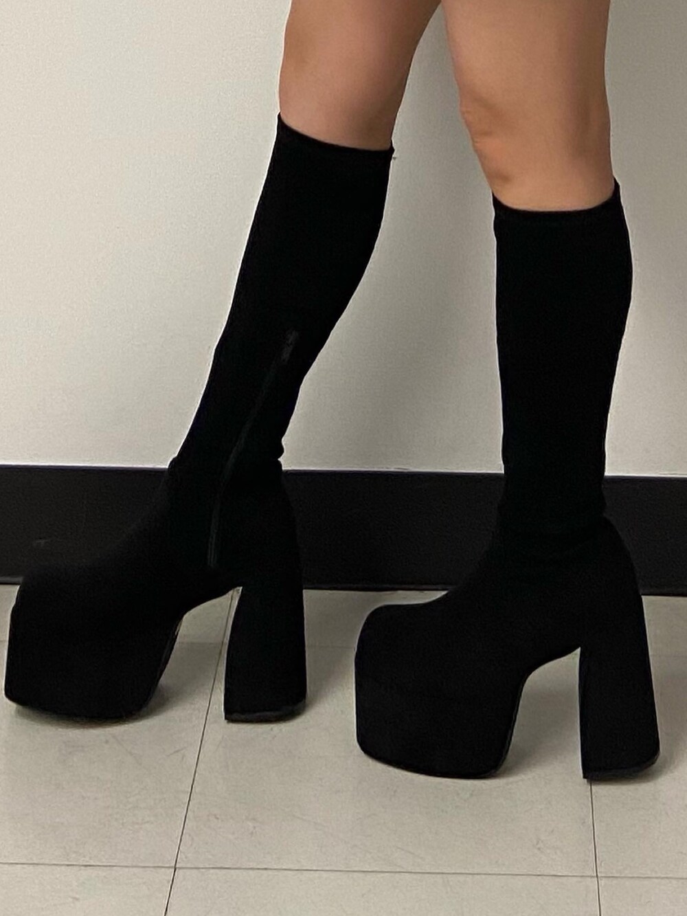 ブラック系のパーカー、その他のスカート、ブラック系のブーツを着用したレディースの秋コーディネートの8枚目の写真