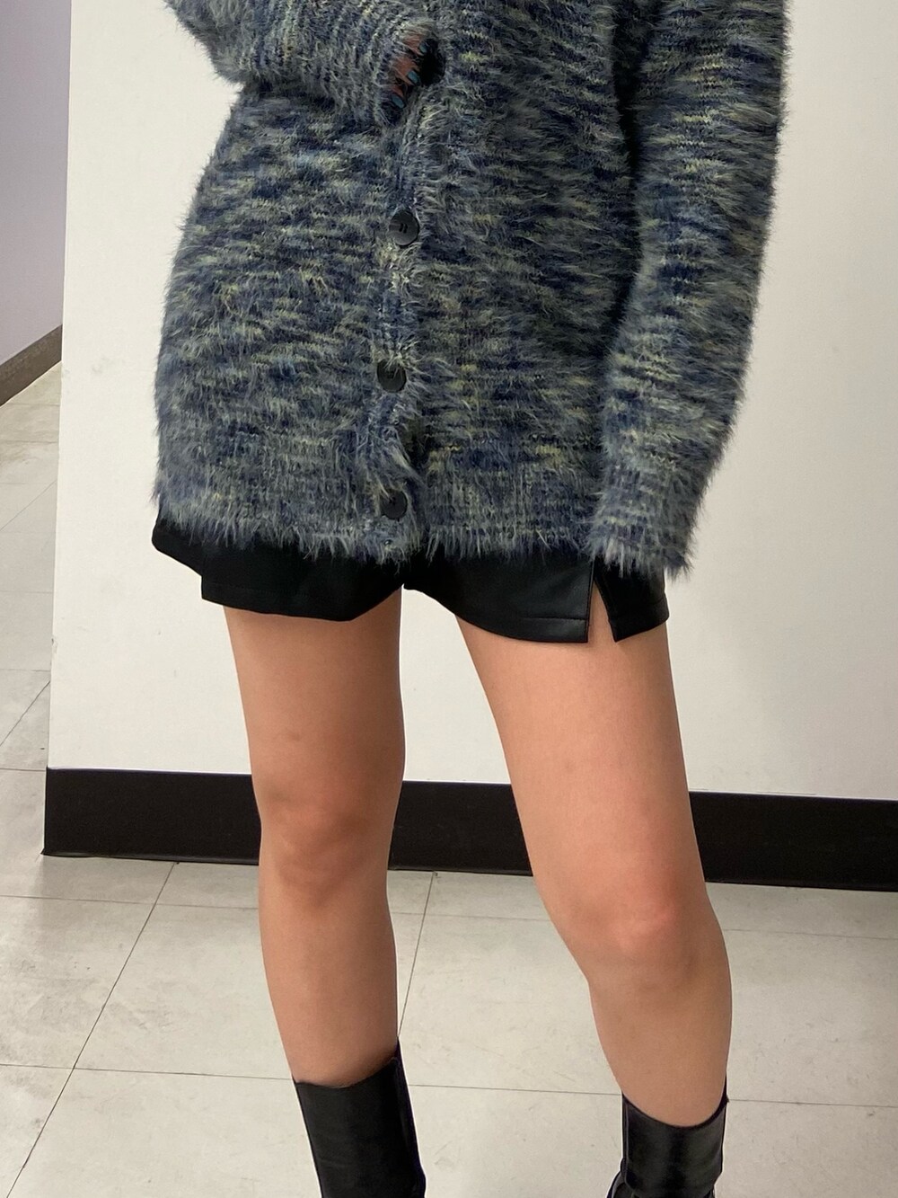 その他のカーディガン/ボレロ、その他のその他パンツ、ブラック系のブーツを着用したレディースの秋コーディネートの6枚目の写真