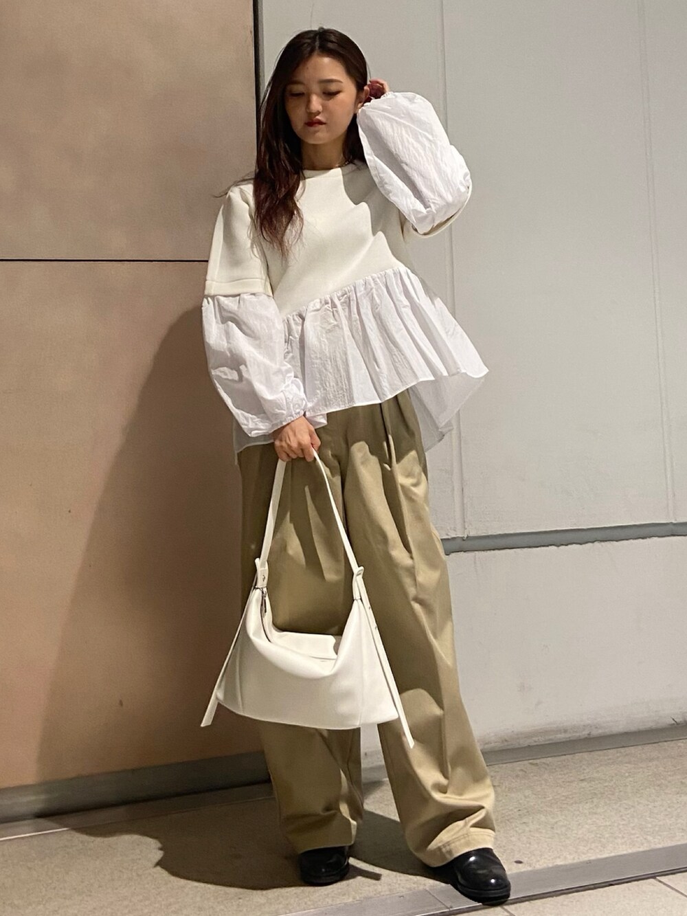 ホワイト系のノーカラージャケット、ホワイト系のTシャツ/カットソー、ベージュ系のその他パンツを着用したレディースの冬コーディネートの5枚目の写真