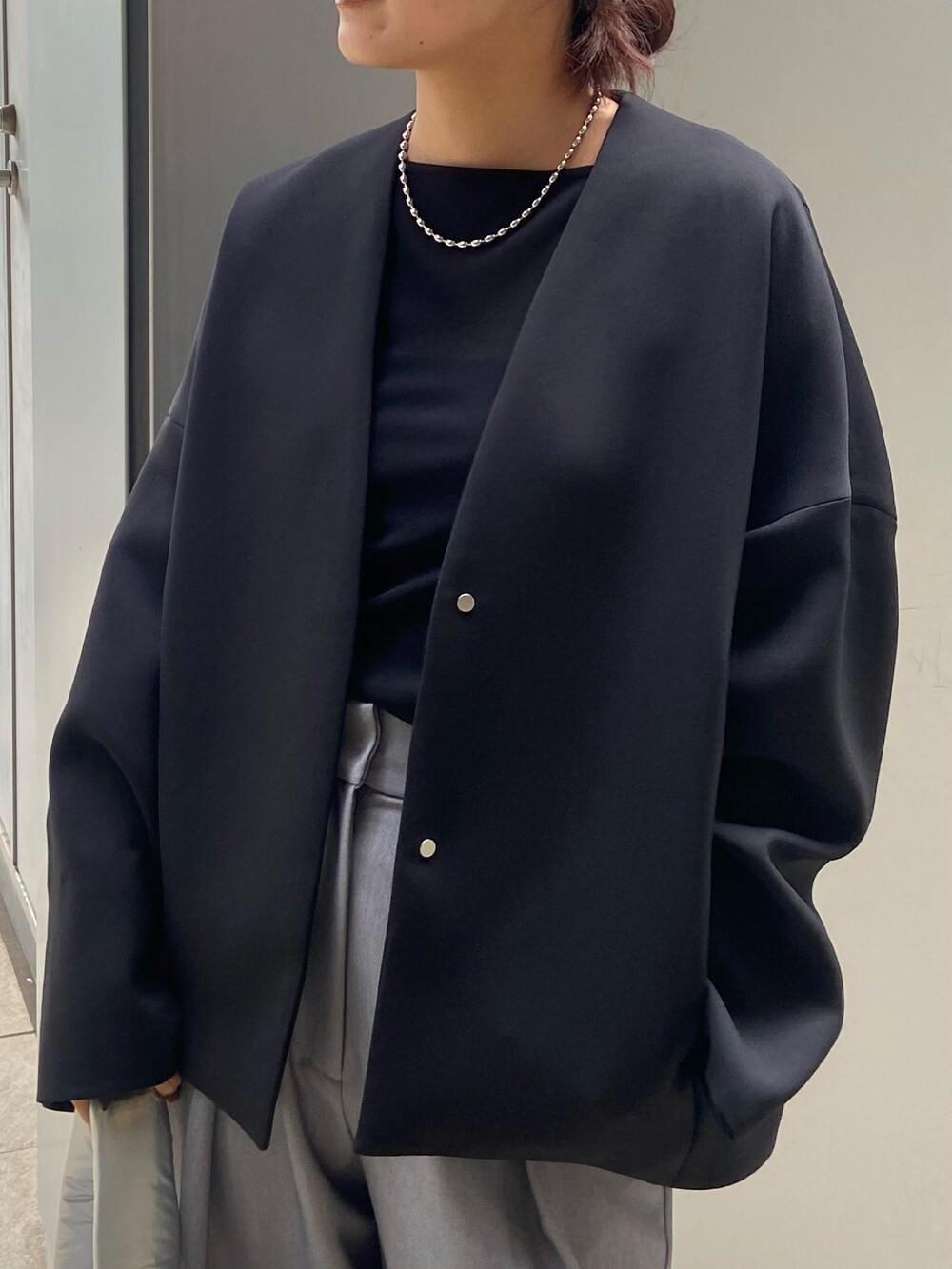 ブラック系のその他アウター、ブラック系のTシャツ/カットソー、グレー系のその他パンツを着用したレディースの冬コーディネートの5枚目の写真