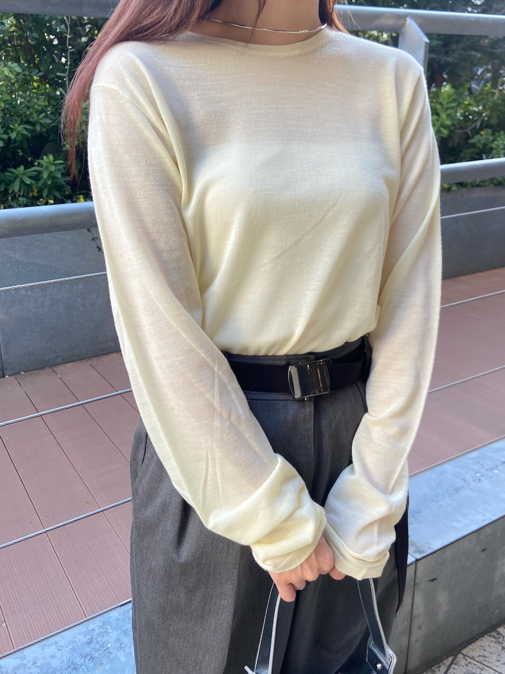 イエロー系のニット/セーター、グレー系のその他パンツ、シルバー系のローファーを着用したレディースの冬コーディネートの4枚目の写真