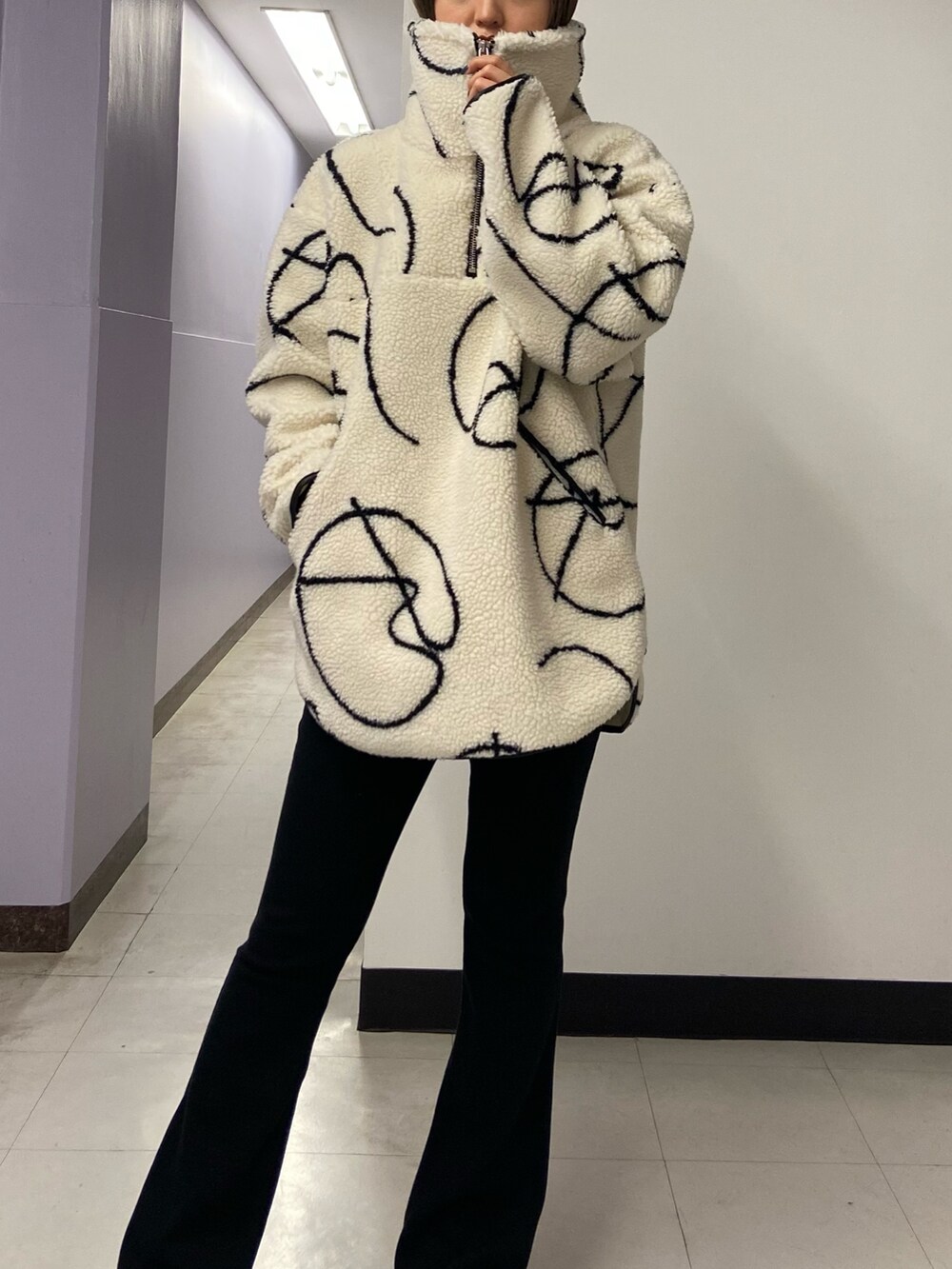 ブラック系のその他パンツ、ブラック系のブーツ、ブラック系のニット/セーターを着用したレディースの秋コーディネートの6枚目の写真