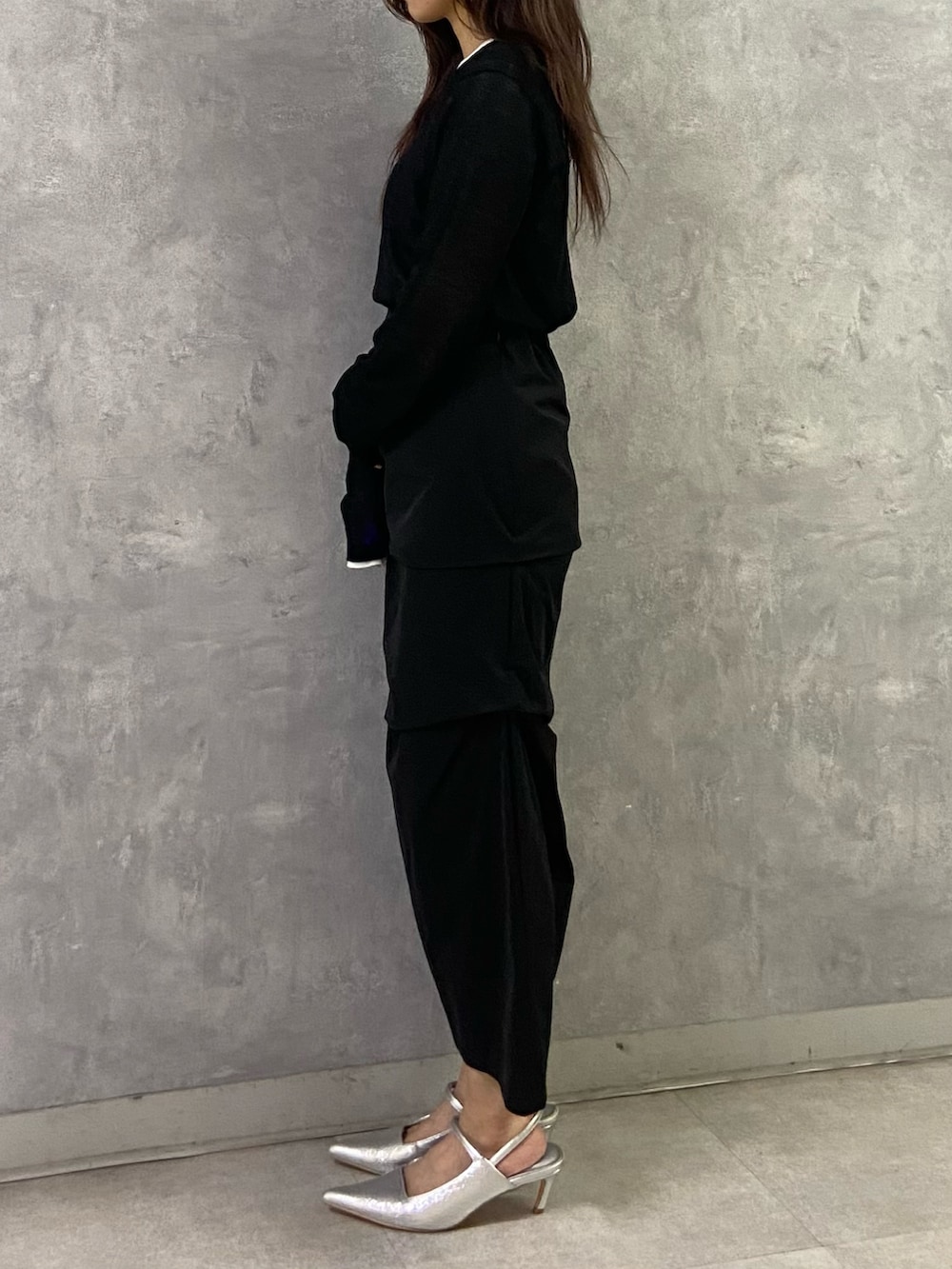 ブラック系のニット/セーター、ホワイト系のニット/セーター、ブラック系のスカートを着用したレディースの冬コーディネートの2枚目の写真