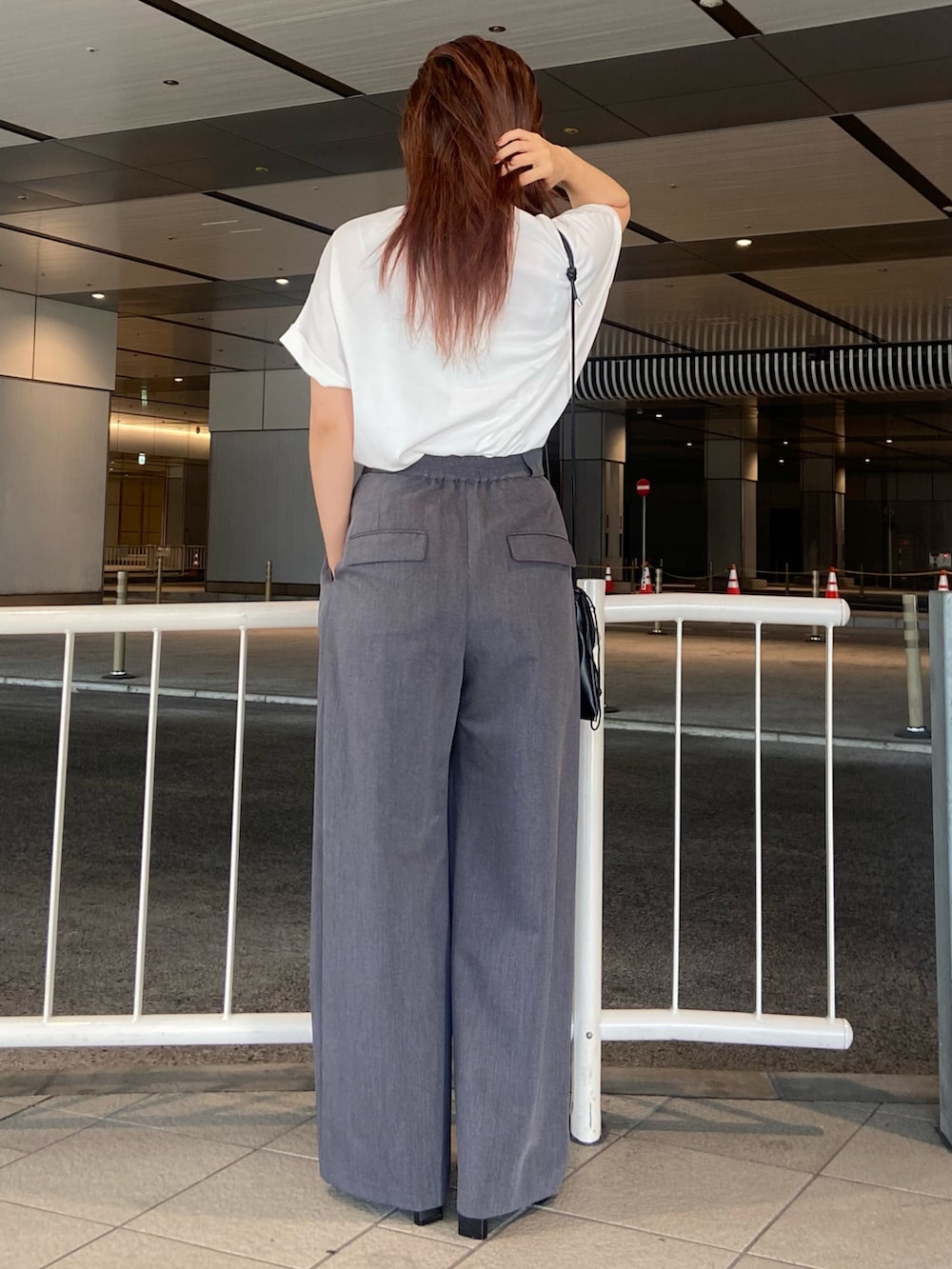 グレー系のその他パンツ、ブラック系のサンダル、ブラック系のショルダーバッグを着用したレディースの夏コーディネートの5枚目の写真