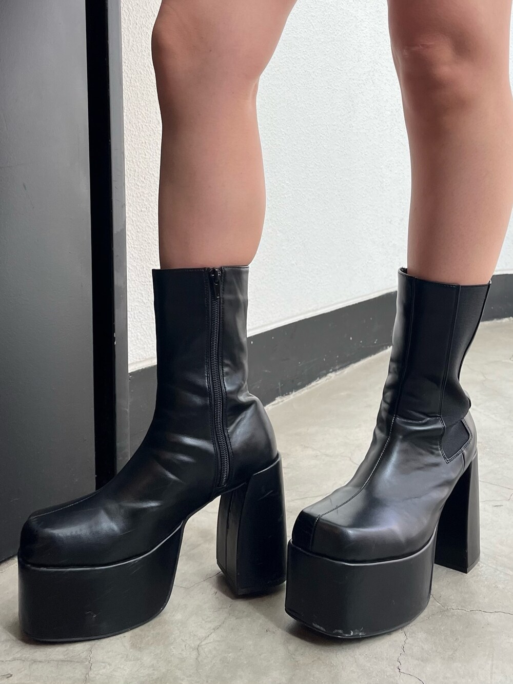 その他のテーラードジャケット、ブラック系のワンピース、ブラック系のブーツを着用したレディースの冬コーディネートの7枚目の写真