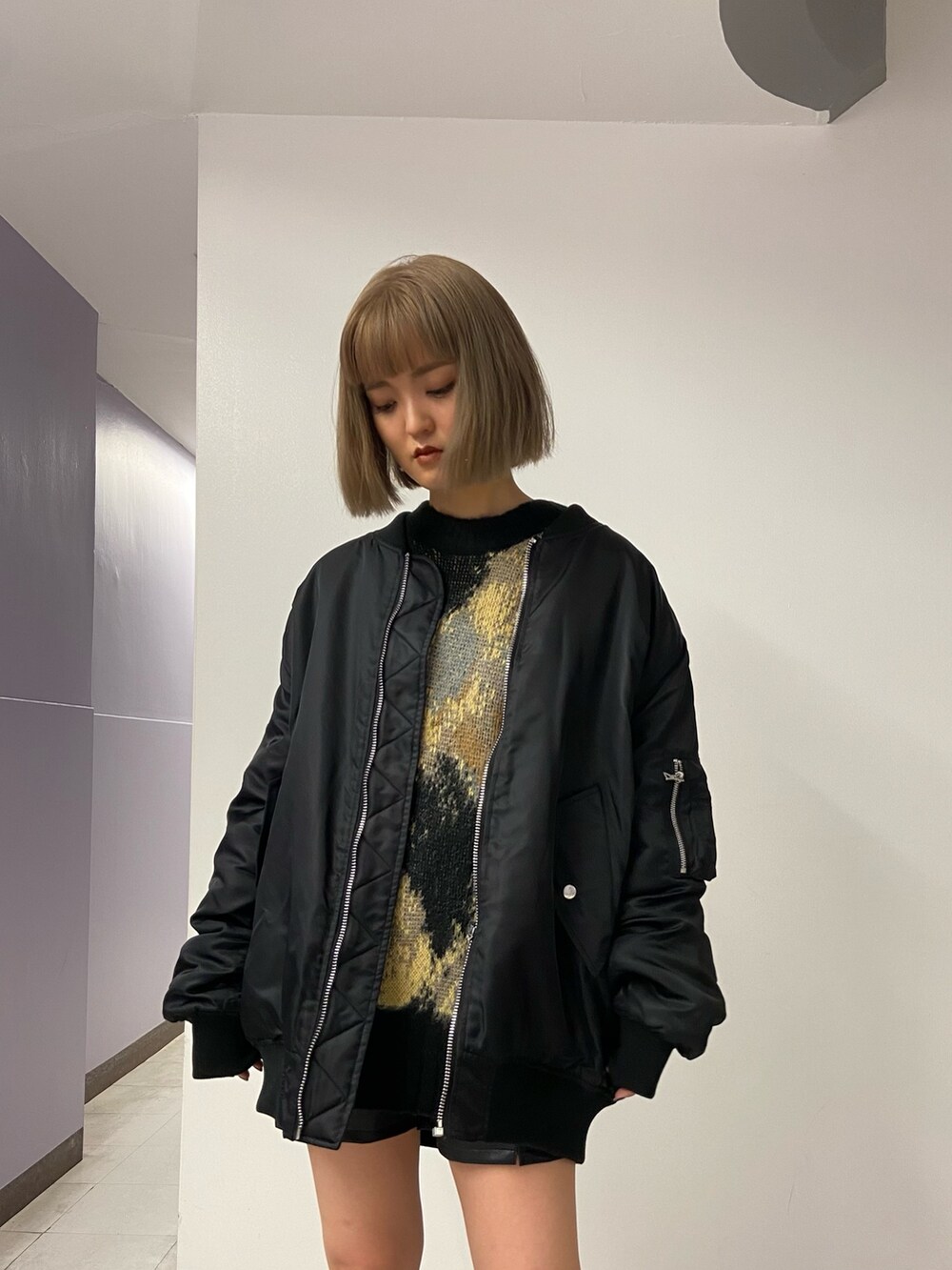 その他のニット/セーター、ブラック系のMA-1、その他のその他パンツを着用したレディースの秋コーディネートの6枚目の写真