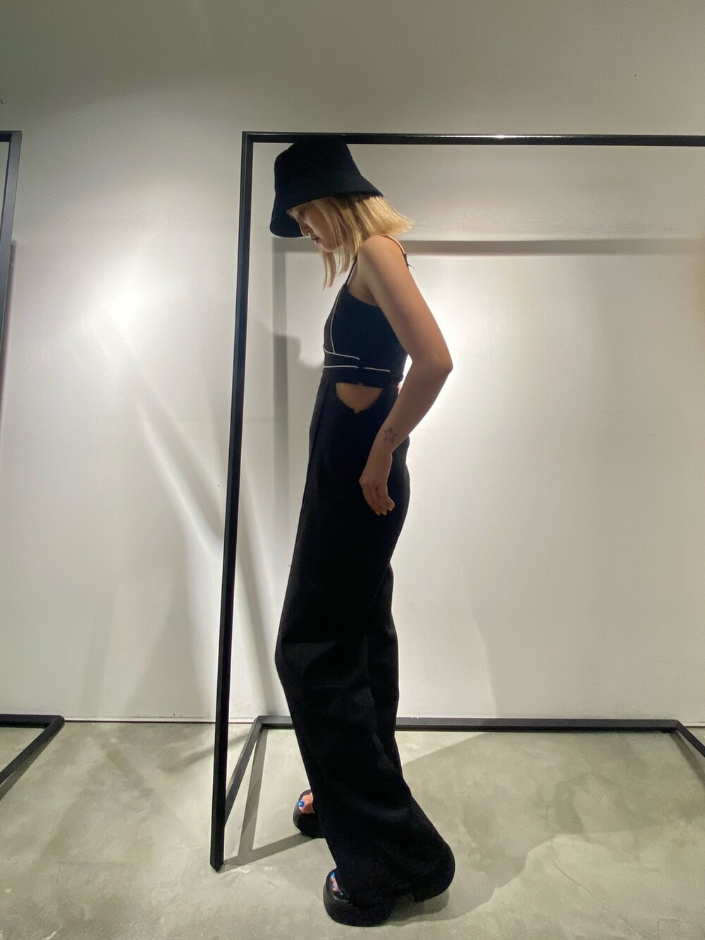 ブラック系のサロペット/オーバーオール、ブラック系のサンダル、ブラック系のハットを着用したレディースの夏コーディネートの2枚目の写真