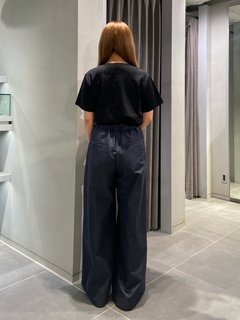 ブラック系のTシャツ/カットソー、ブルー系のその他パンツ、ブラック系のサンダルを着用したレディースの夏コーディネートの3枚目の写真