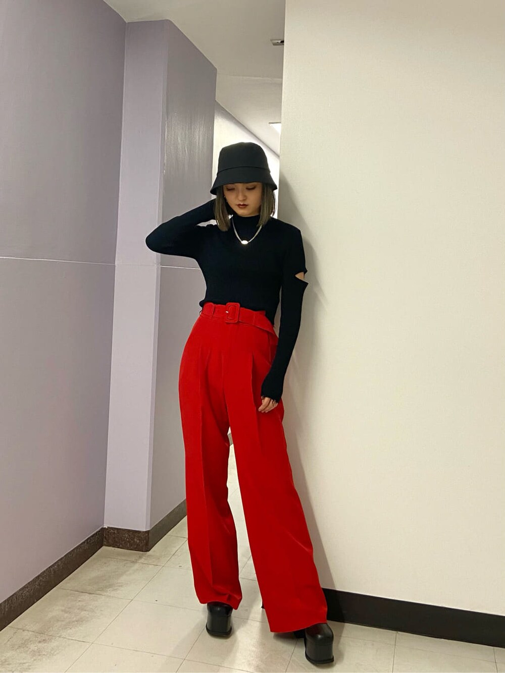 レッド系のその他パンツ、レッド系のその他パンツ、ブラック系のニット/セーターを着用したレディースの秋コーディネートの2枚目の写真