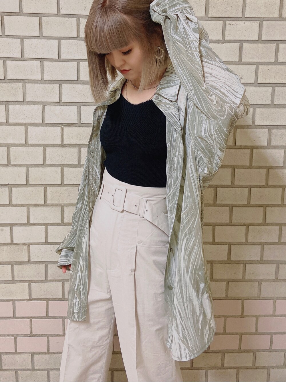 ベージュ系のシャツ/ブラウス、ベージュ系のその他パンツ、ブラック系のキャミソールを着用したレディースの春コーディネートの2枚目の写真