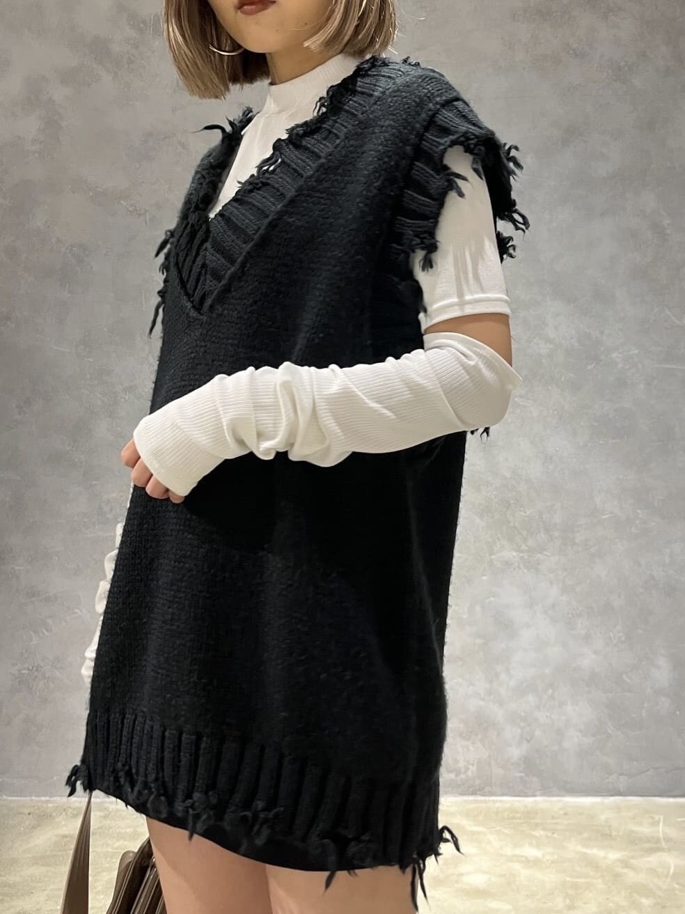 ホワイト系のTシャツ/カットソー、ブラウン系のハンドバッグ、ブラック系のスカートを着用したレディースの秋コーディネートの5枚目の写真