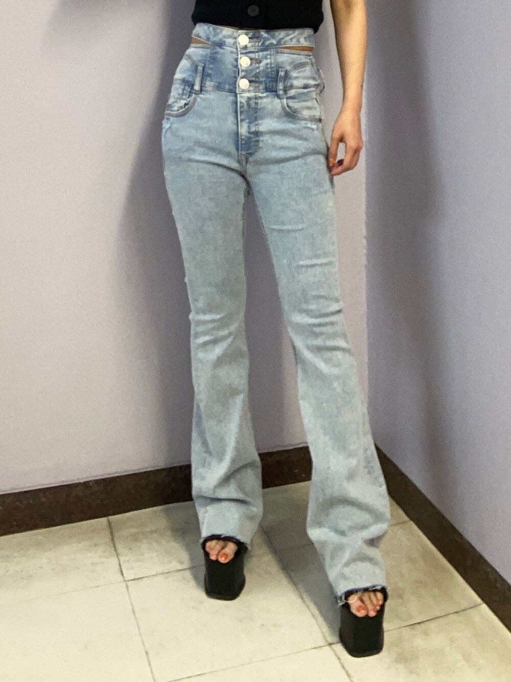 ブラック系のTシャツ/カットソー、ブルー系のデニムパンツ、ブラック系のサンダルを着用したレディースの春コーディネートの4枚目の写真