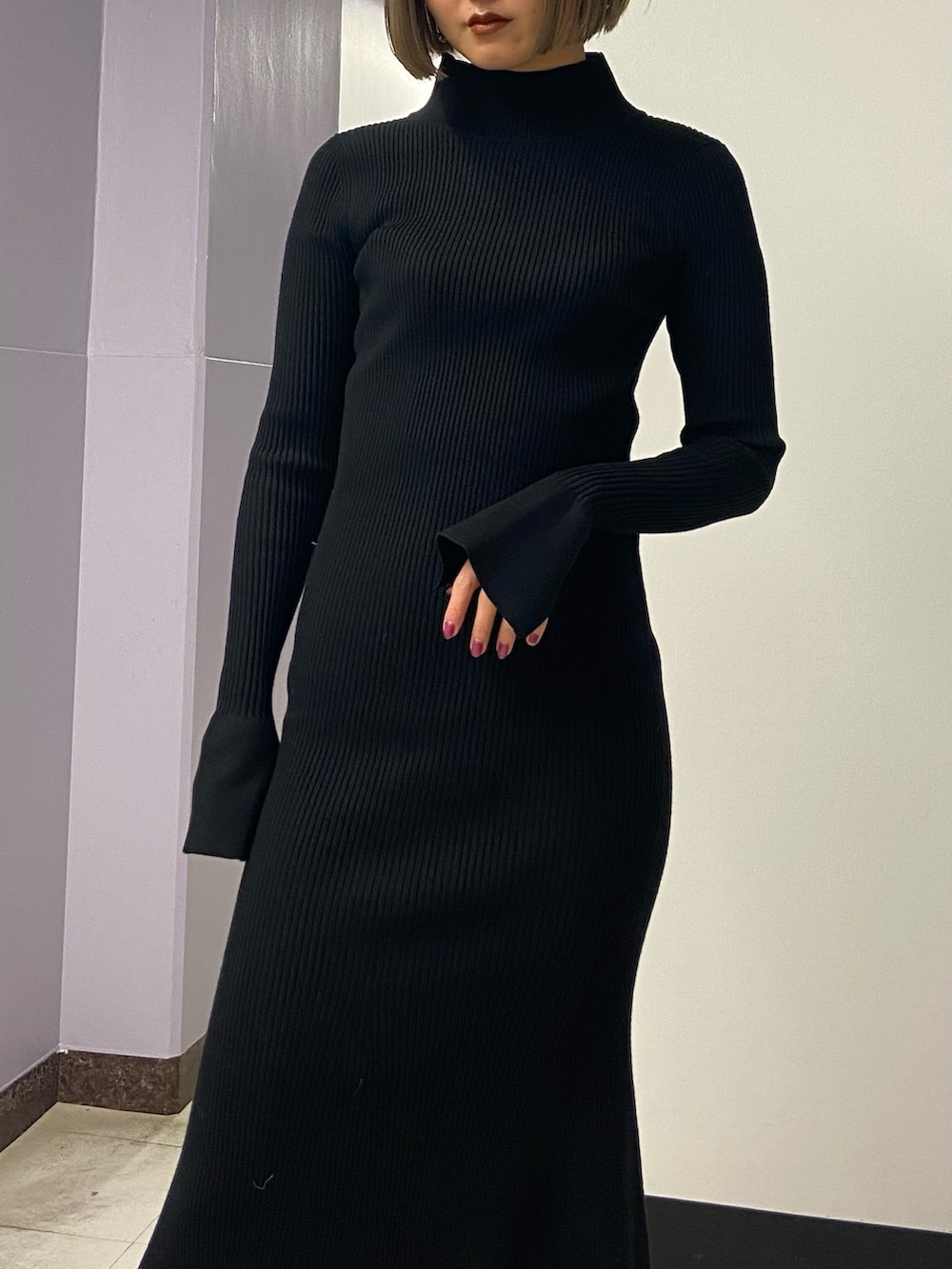 ブラック系のワンピース、ブラック系のブーツを着用したレディースの冬コーディネートの5枚目の写真