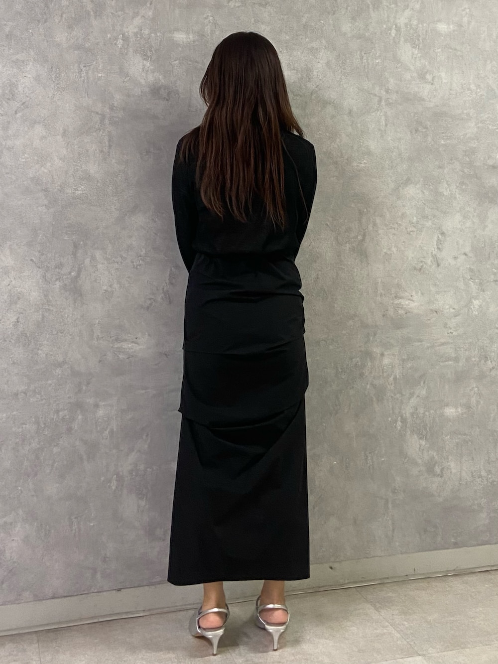 ブラック系のニット/セーター、ホワイト系のニット/セーター、ブラック系のスカートを着用したレディースの冬コーディネートの3枚目の写真