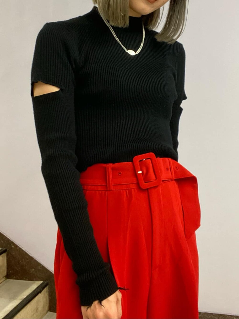 レッド系のその他パンツ、レッド系のその他パンツ、ブラック系のニット/セーターを着用したレディースの秋コーディネートの6枚目の写真