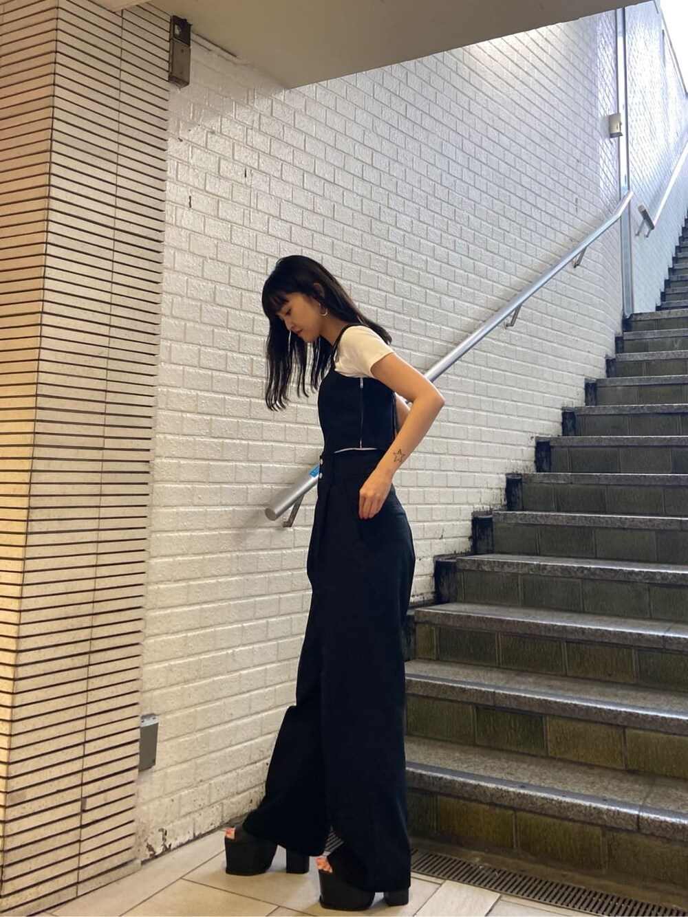 ブラック系のサンダル、ブラック系のその他パンツ、ブラック系のタンクトップを着用したレディースの春コーディネートの3枚目の写真