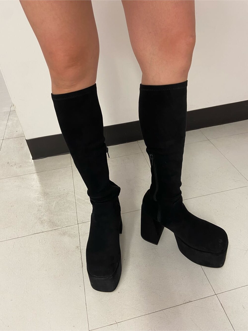 ブラック系のブーツ、ブラック系のスカート、ピンク系のニット/セーターを着用したレディースの秋コーディネートの7枚目の写真