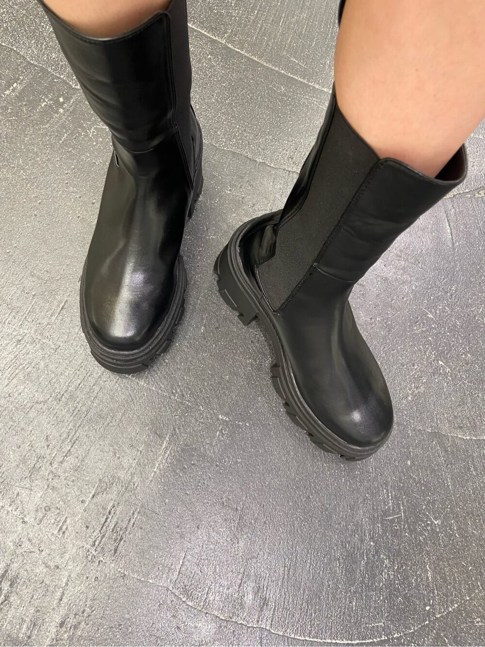 ブラック系のワンピース、ブラック系のブーツ、ホワイト系のTシャツ/カットソーを着用したレディースの夏コーディネートの7枚目の写真