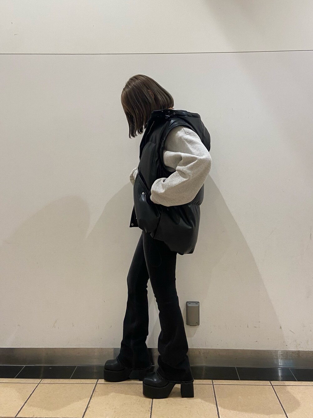 その他のブルゾン、グレー系のスウェット、ブラック系のデニムパンツを着用したレディースの秋コーディネートの2枚目の写真