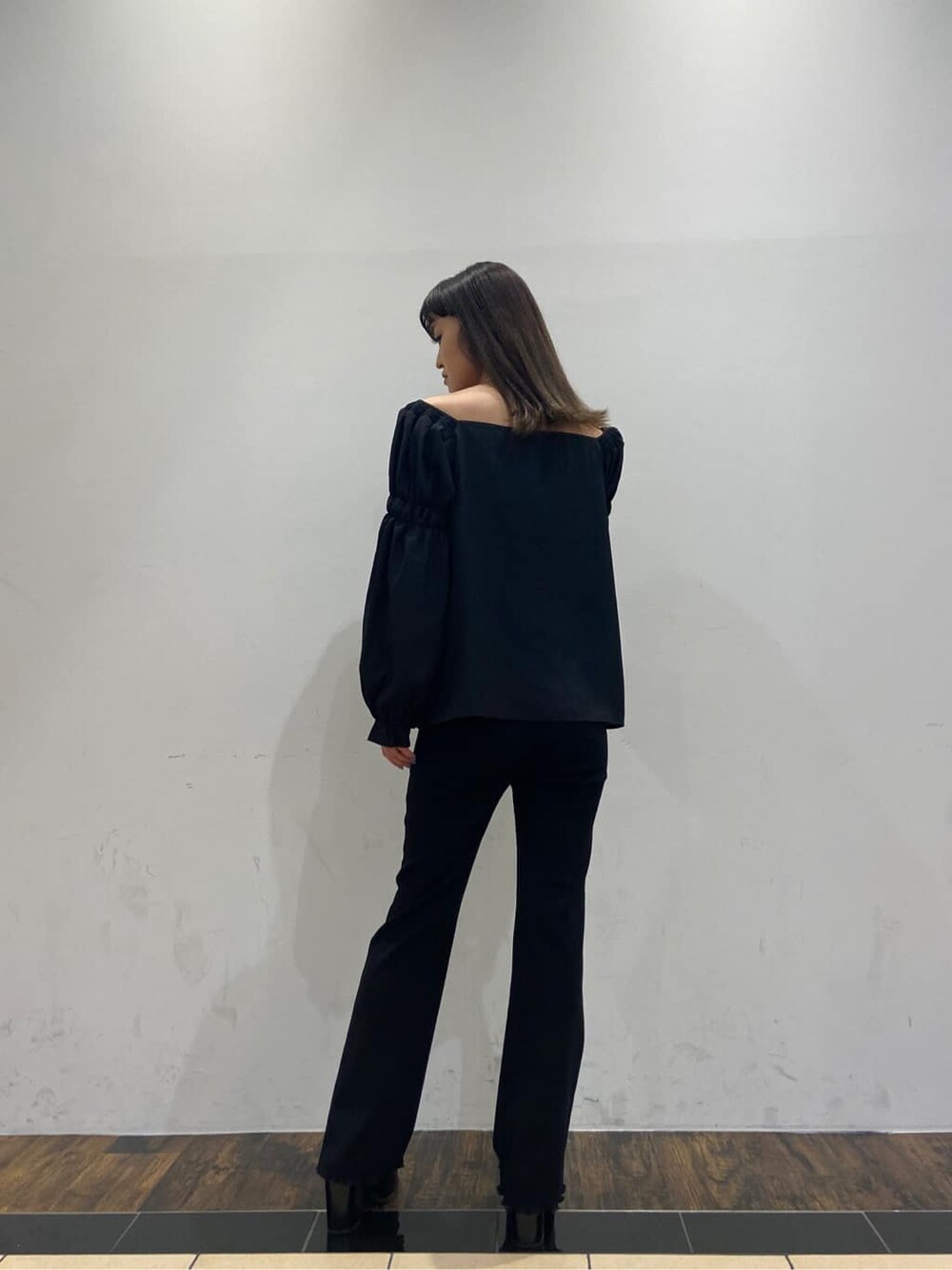 ブラック系のサンダル、ブラック系のその他パンツ、ブラック系のシャツ/ブラウスを着用したレディースの春コーディネートの3枚目の写真