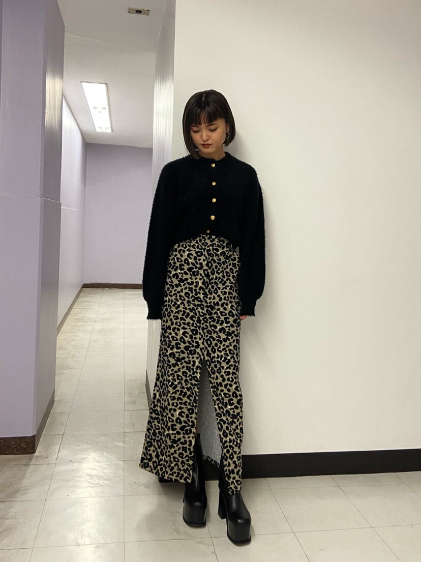 ブラック系のブーツ、ブラック系のカーディガン/ボレロ、その他のスカートを着用したレディースの秋コーディネートの2枚目の写真