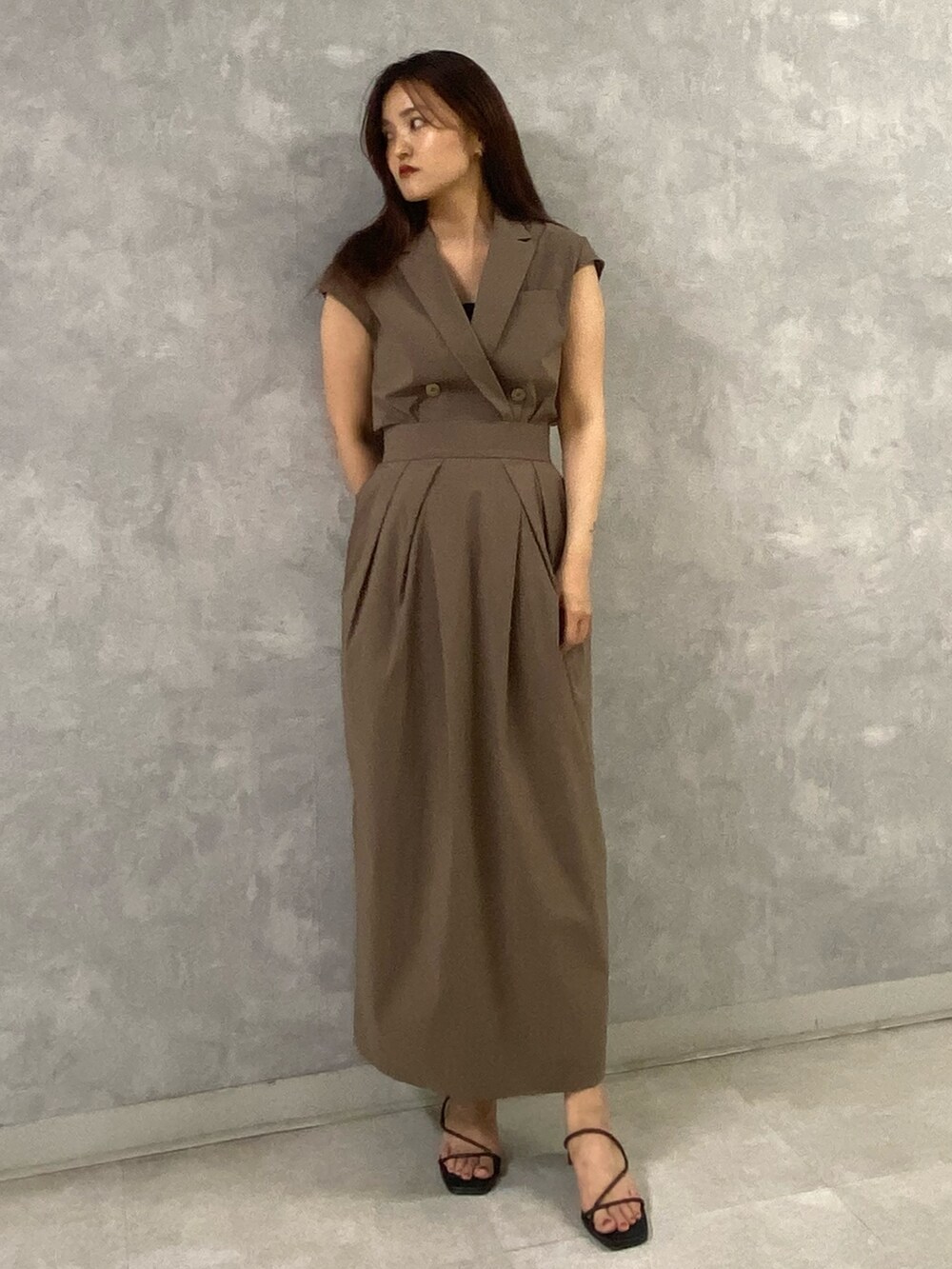 ブラウン系のシャツ/ブラウス、ブラウン系のスカート、ブラック系のサンダルを着用したレディースの夏コーディネートの2枚目の写真