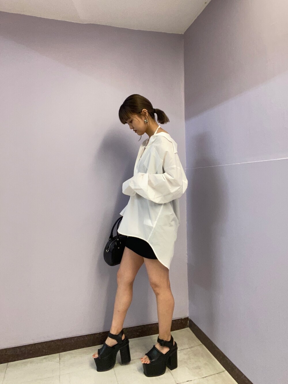 ホワイト系のシャツ/ブラウス、ブラック系のキャミソール、ブラック系のスカートを着用したレディースの春コーディネートの2枚目の写真