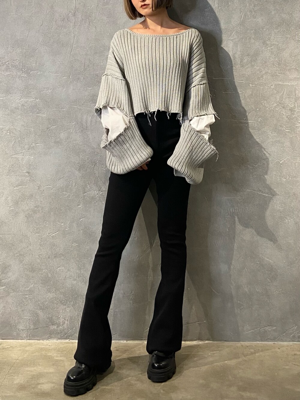 グレー系のニット/セーター、ブラック系のブーツ、ブラック系のその他パンツを着用したレディースの冬コーディネートの4枚目の写真