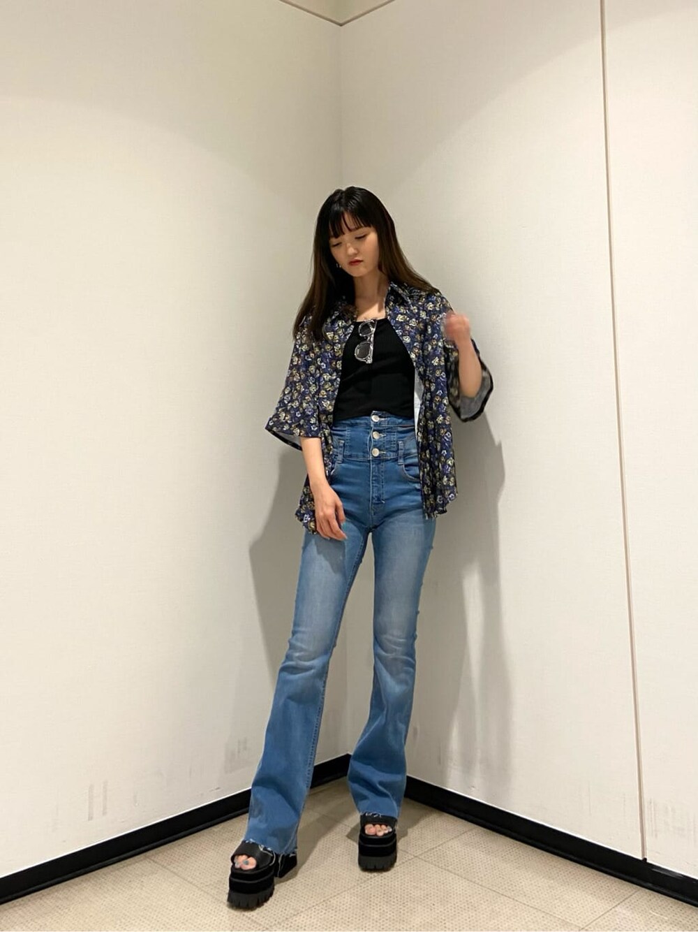 その他のシャツ/ブラウス、ブルー系のデニムパンツ、ブラック系のサンダルを着用したレディースの夏コーディネートの2枚目の写真