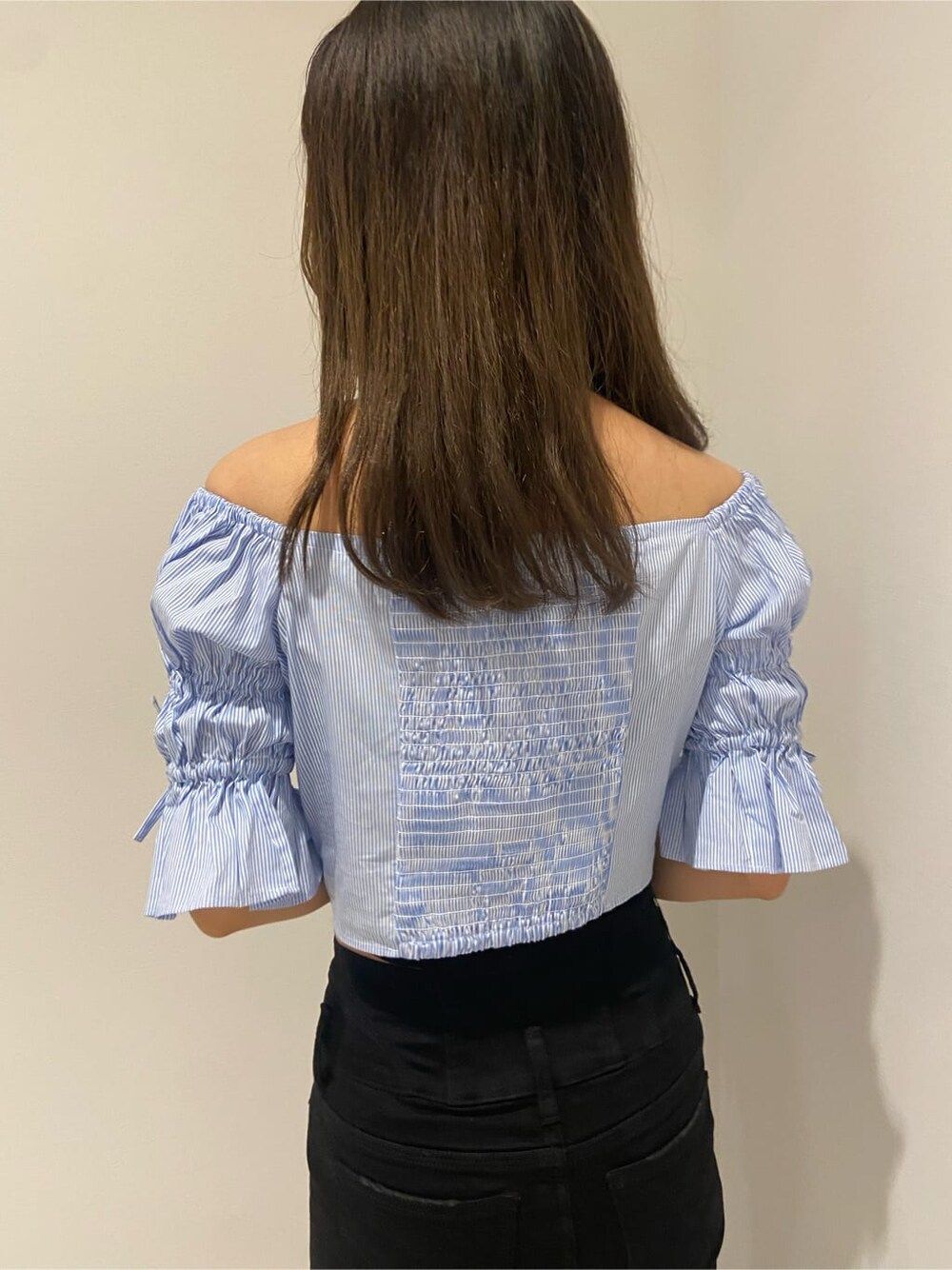 ブラック系のサンダル、ブラック系のデニムパンツ、ブルー系のシャツ/ブラウスを着用したレディースの夏コーディネートの4枚目の写真