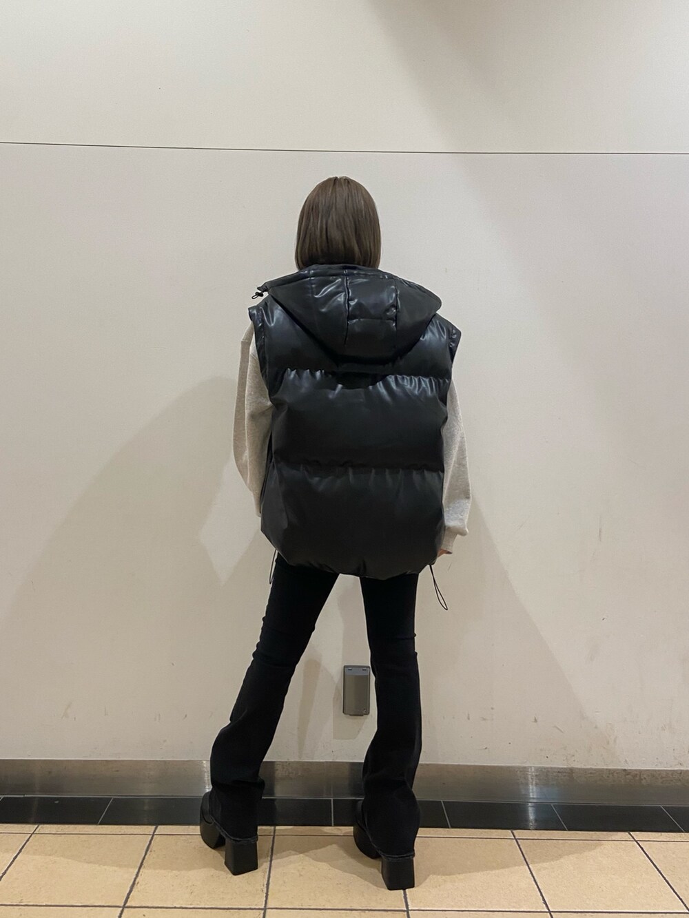 その他のブルゾン、グレー系のスウェット、ブラック系のデニムパンツを着用したレディースの秋コーディネートの3枚目の写真