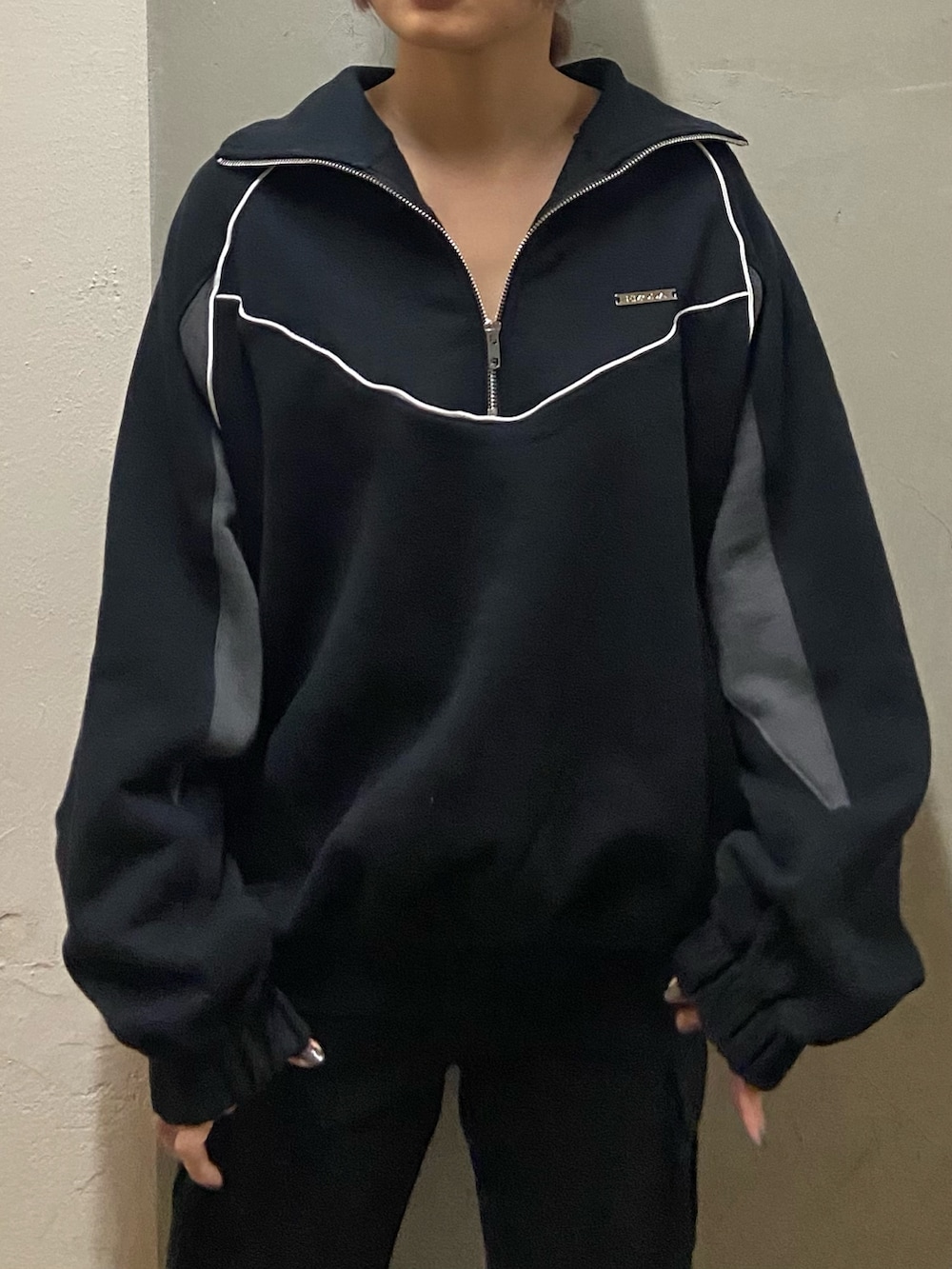 ブラック系のTシャツ/カットソー、ブラック系のカーゴパンツ、ブラック系のローファーを着用したレディースの冬コーディネートの4枚目の写真