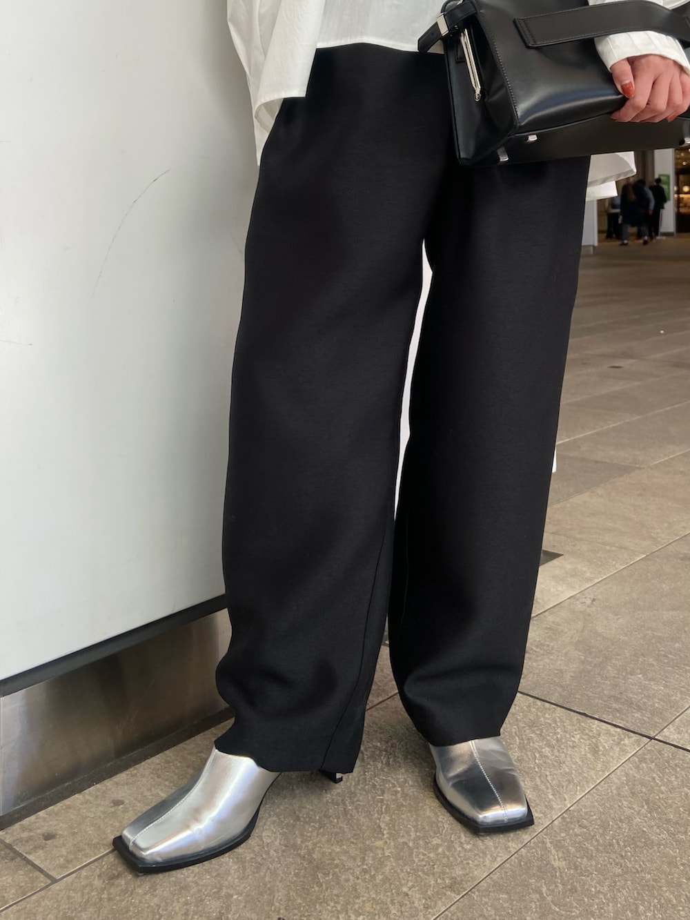 ホワイト系のシャツ/ブラウス、ブラック系のその他パンツ、ブラック系のハンドバッグを着用したレディースの冬コーディネートの7枚目の写真