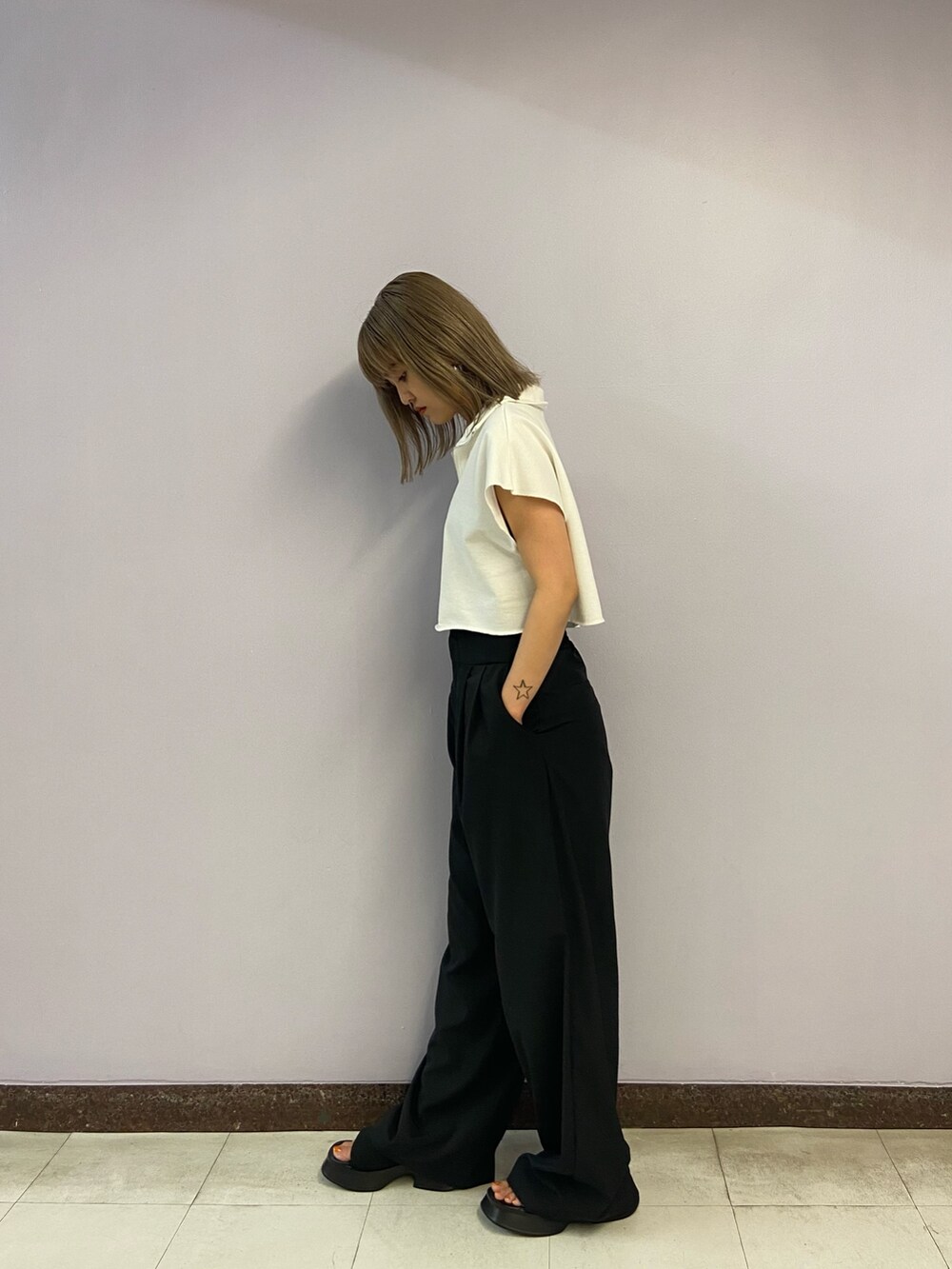 ホワイト系のTシャツ/カットソー、ブラック系のその他パンツ、ブラック系のサンダルを着用したレディースの夏コーディネートの2枚目の写真