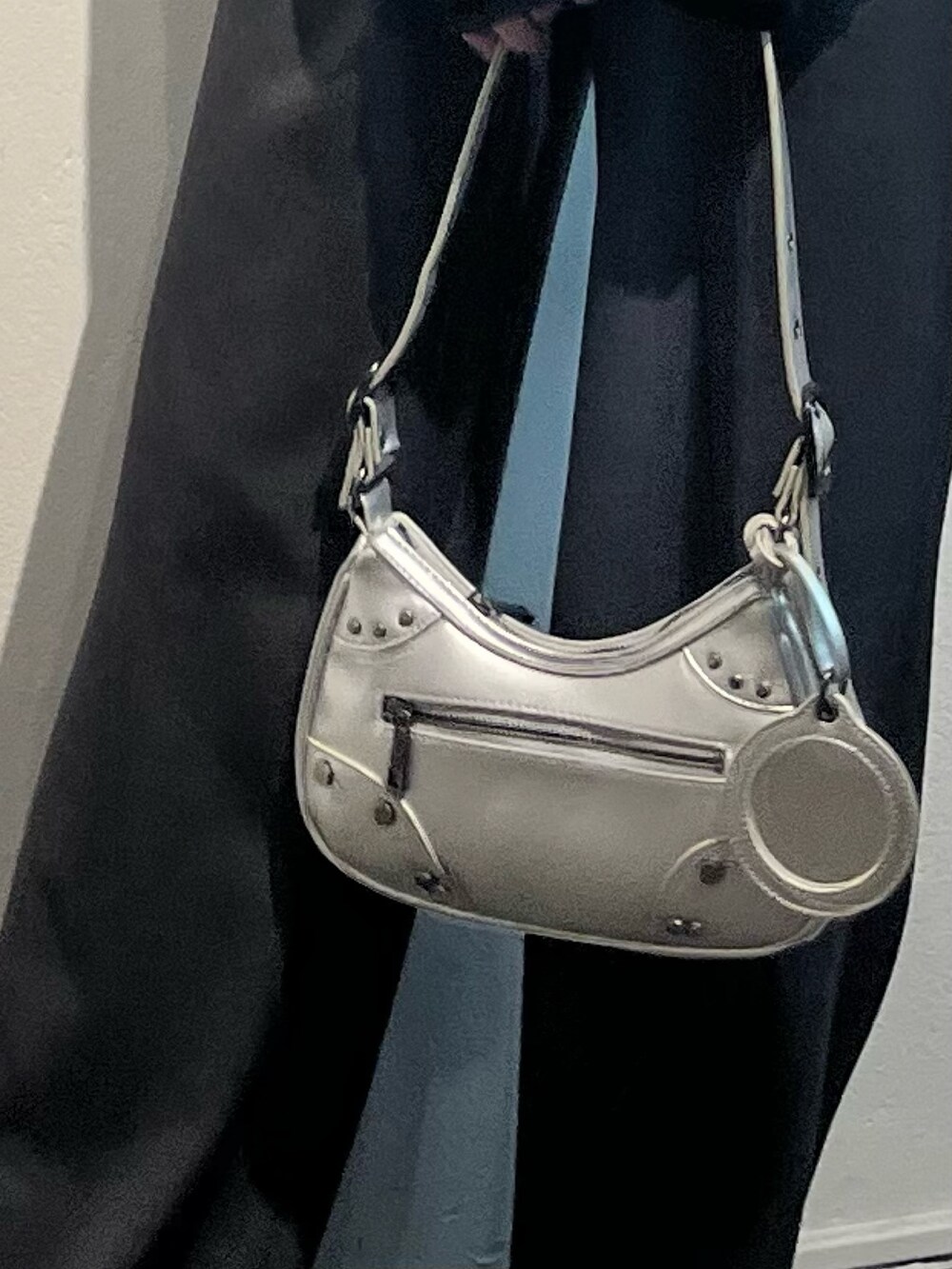 ブラック系のシャツ/ブラウス、グレー系のその他パンツ、シルバー系のハンドバッグを着用したレディースの冬コーディネートの7枚目の写真