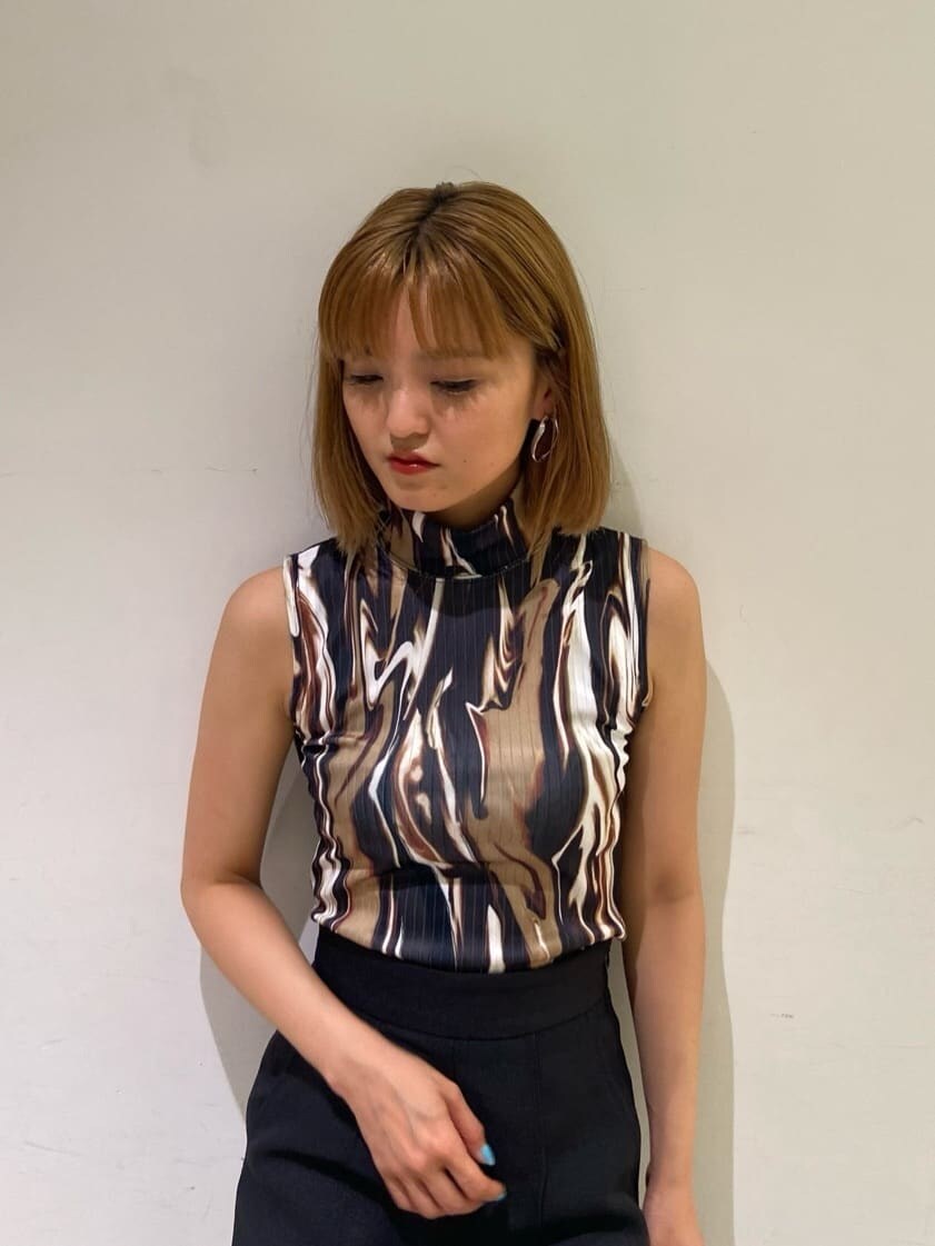 ブラック系のその他パンツ、ブラック系のサンダル、その他のTシャツ/カットソーを着用したレディースの夏コーディネートの3枚目の写真