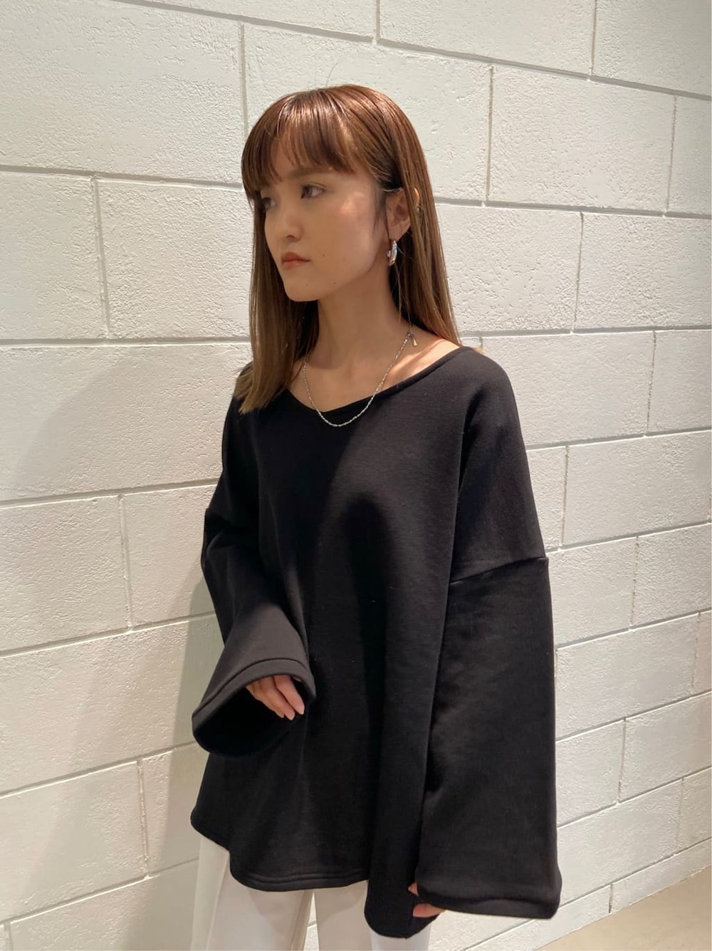 ホワイト系のその他パンツ、ブラック系のブーツ、ブラック系のTシャツ/カットソーを着用したレディースの春コーディネートの4枚目の写真