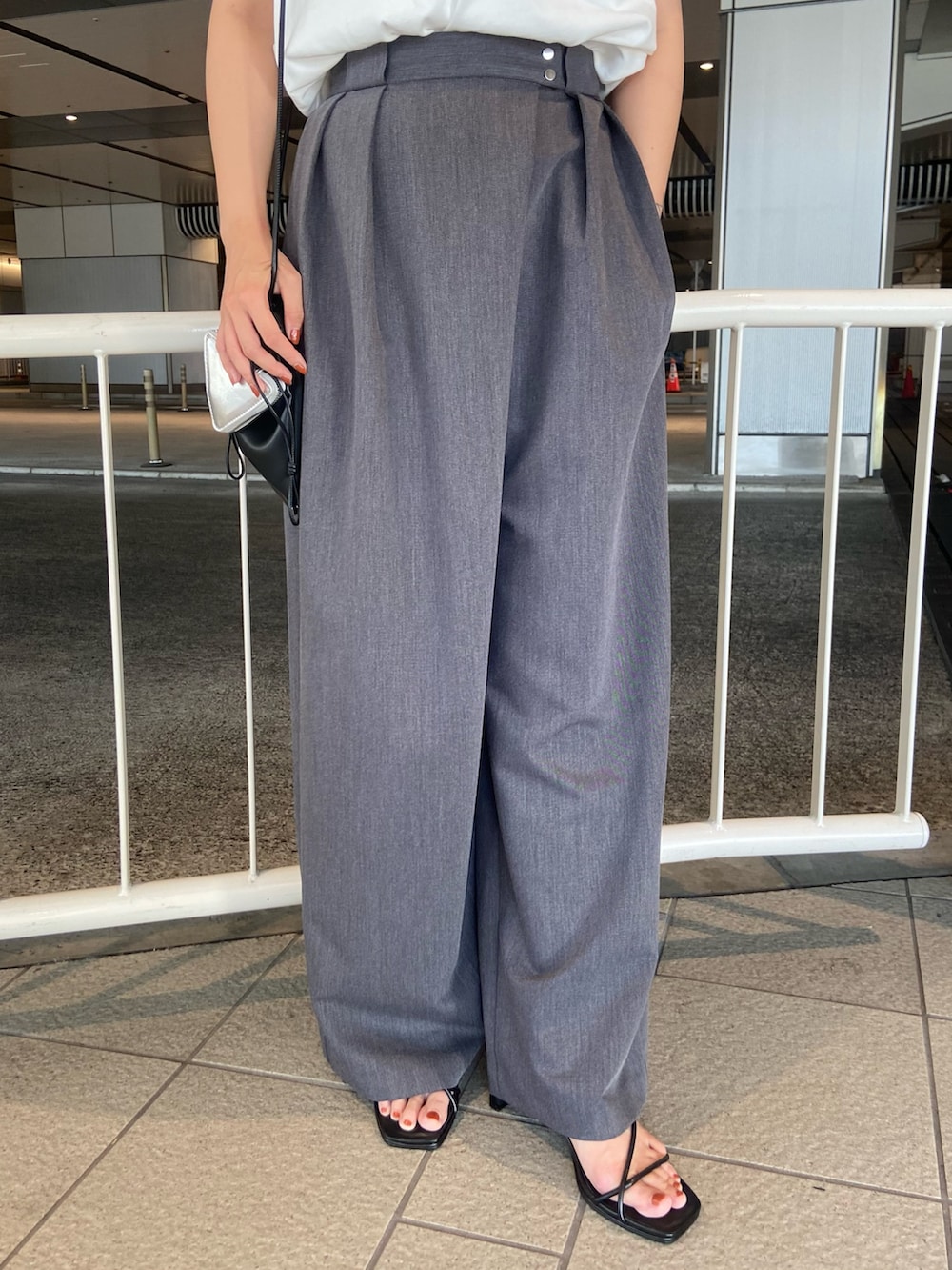 グレー系のその他パンツ、ブラック系のサンダル、ブラック系のショルダーバッグを着用したレディースの夏コーディネートの7枚目の写真